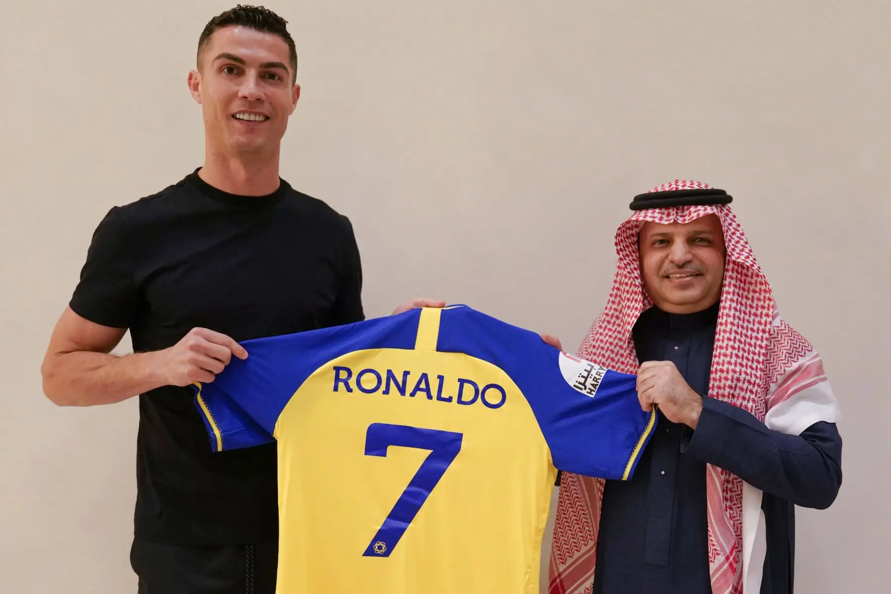 Una foto del folleto facilitada por el Saudi Al-Nassr Clubb, futbolista portugués Cristiano Ronaldo posando para una fotografía con la camiseta del club tras fichar por el Al-Nassr, en Riad, Arabia Saudita. El Club Al-Nassr, Ronaldo firmó un contrato hasta 2025. Foto: EFE