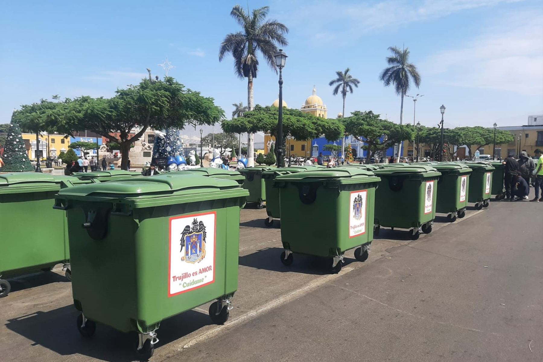 Un empresario llevó a la plaza de armas de Trujillo un grupo de contenedores, con la intención de donarlos a la municipalidad provincial.