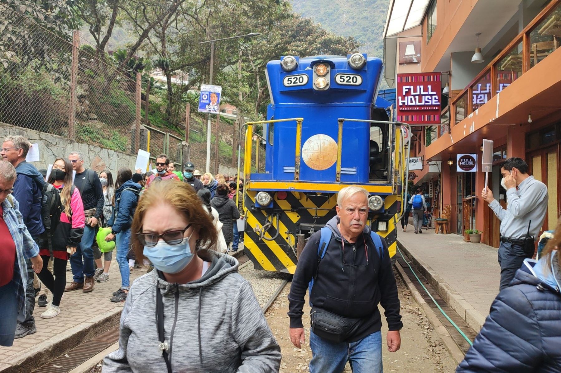 Suspensión de operaciones ferroviarias afecta a decenas de turistas en el Cusco.