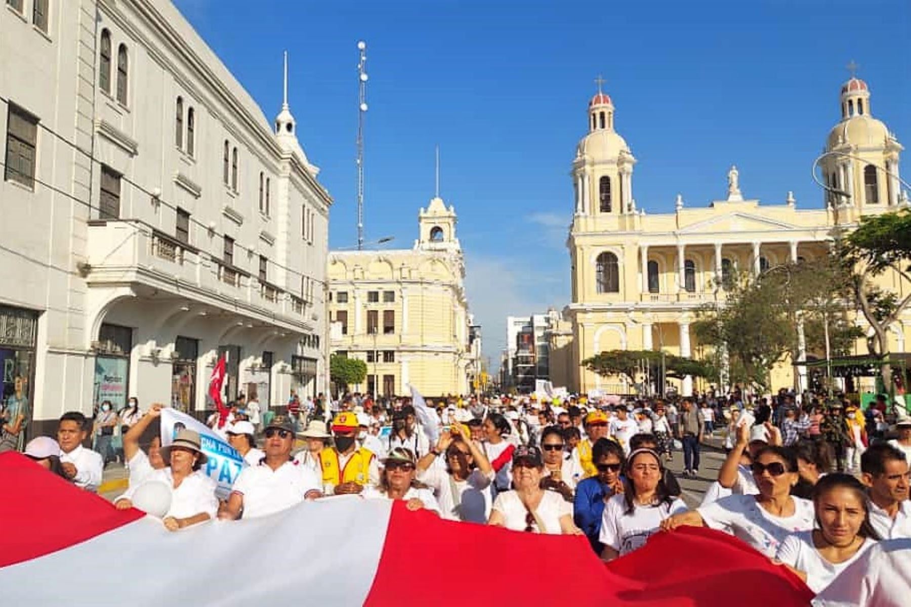 Ciudadanos se movilizaron por las calles de Chiclayo para respaldar los llamados a la paz y el diálogo entre peruanos. Foto: ANDINA/Difusión
