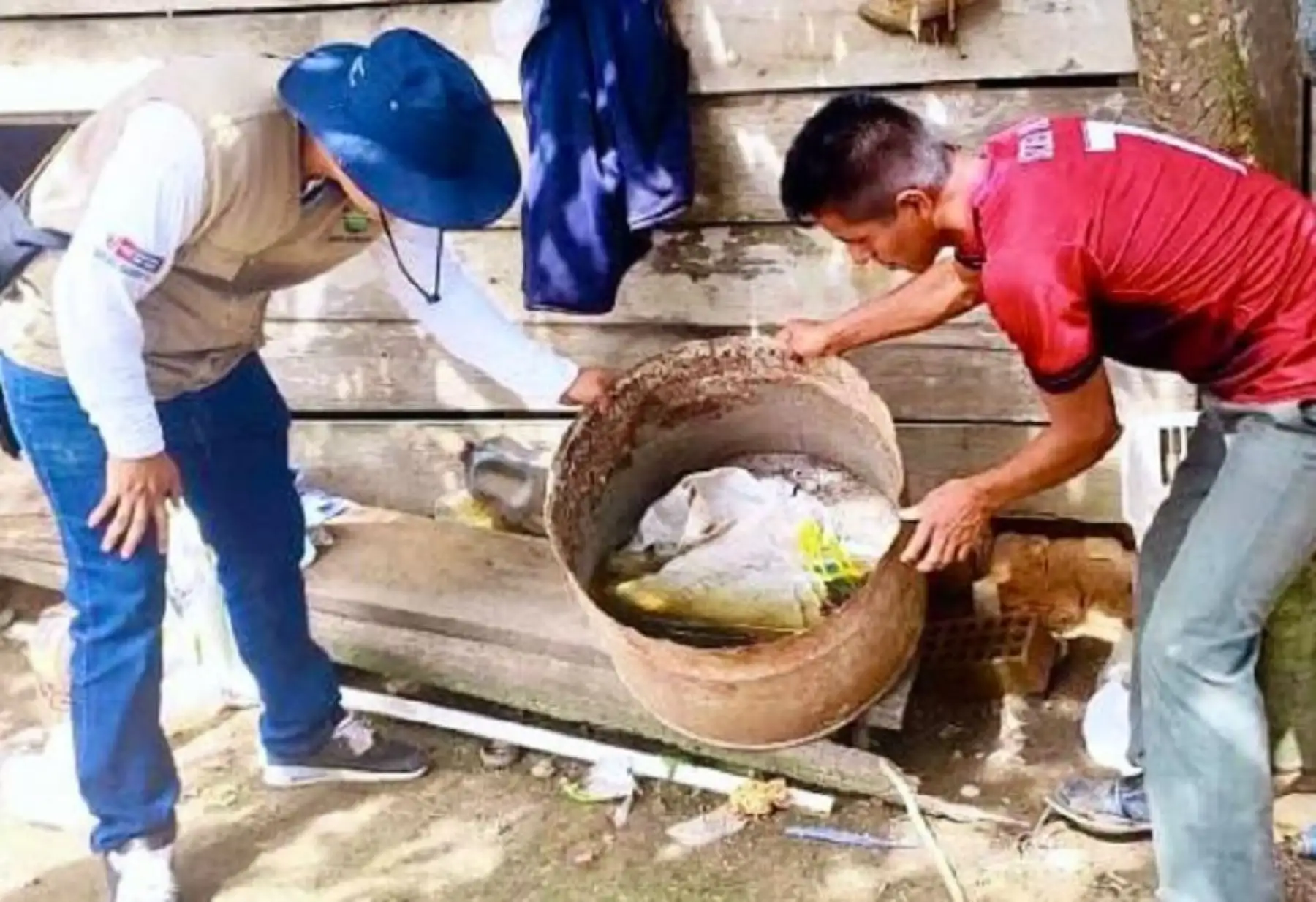 La intervención se lleva a cabo con el objetivo de evitar el incremento de casos de dengue en la región y sensibilizar a la población para que identifique y elimine los potenciales criaderos del zancudo Aedes aegypti, como llantas, botellas, baldes, bebederos de animales, canaletas, entre otros objetos que almacenan agua de lluvia.