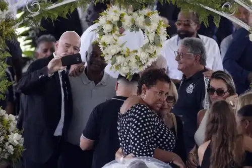 El presidente de FIFA, Gianni Infantino, se toma un selfie en el velorio de Pelé