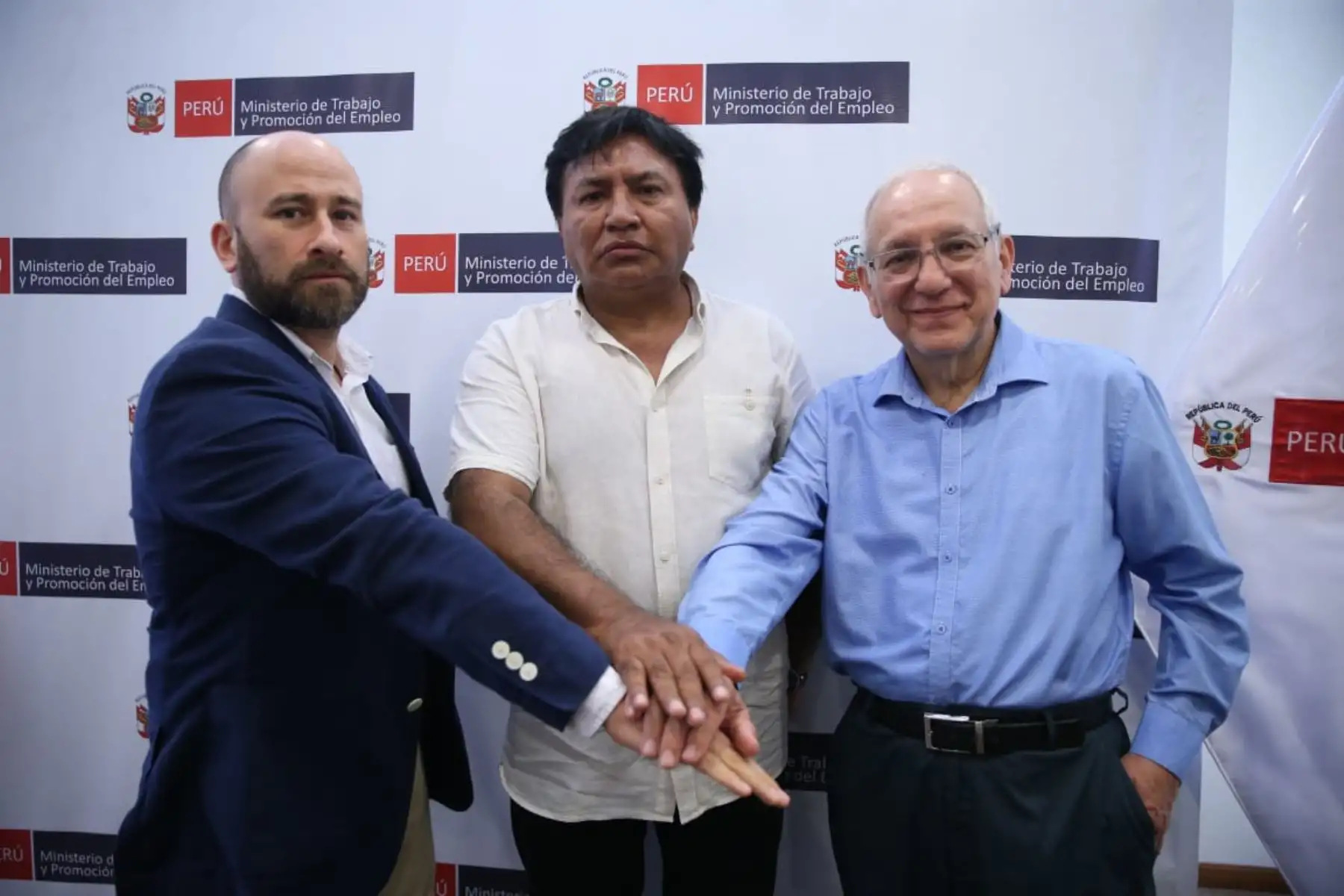 De izquierda a derecha, Eduardo García, ministro del Trabajo; Lucio Castro, secretario general del Sutep, y el ministro de Educación, Oscar Becerra, se reunieron para llegar acuerdos sobre otorgamiento oportuno de la licencia sindical  a los docentes diriigentes. ANDINA/ Minedu
