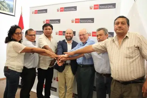 Ministro de Trabajo y Promoción del Empleo, Eduardo García (al centro) y el ministro de Educación, Óscar Becerra, sostuvieron reunión con dirigentes del Sutep. Foto: Cortesía.