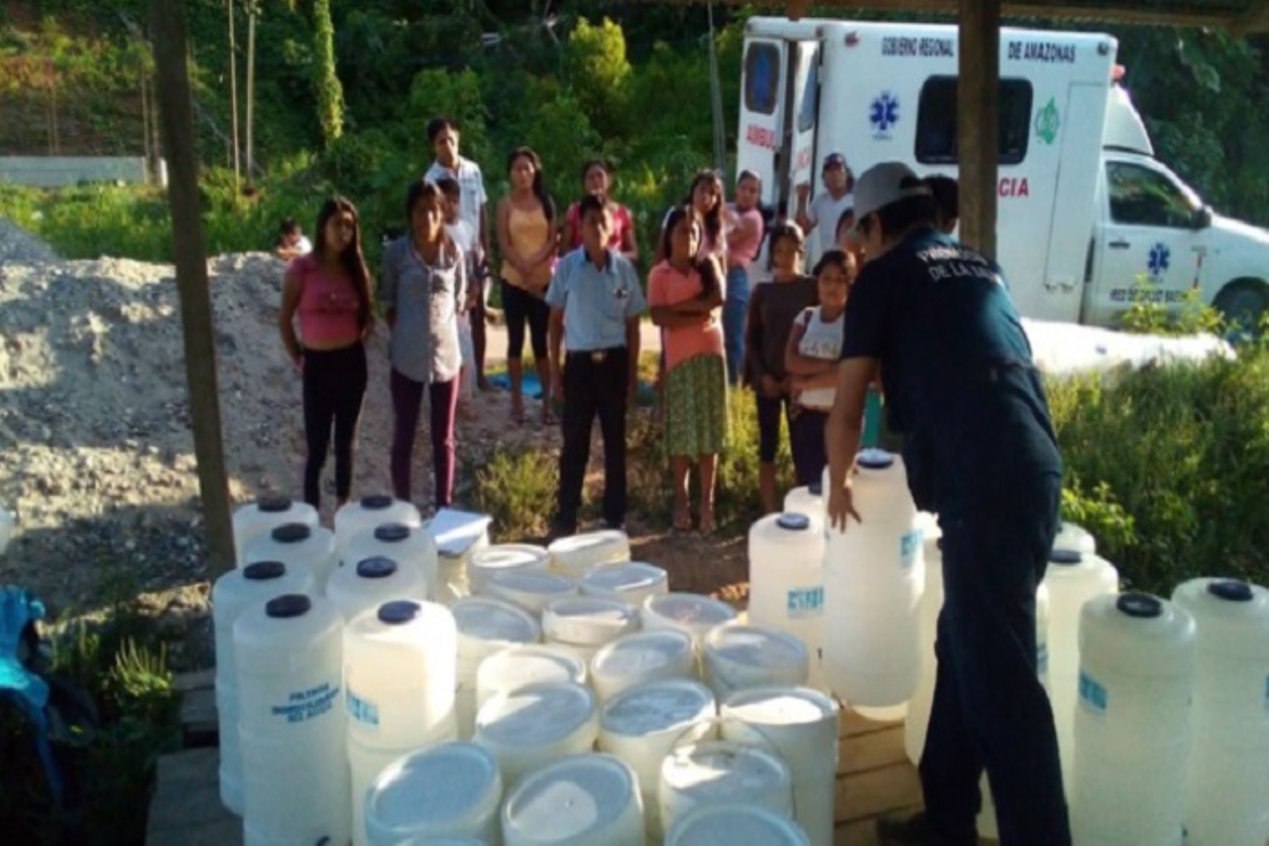 El uso del kit Mi Agua ayuda a eliminar sustancias y bacterias patógenas del agua.