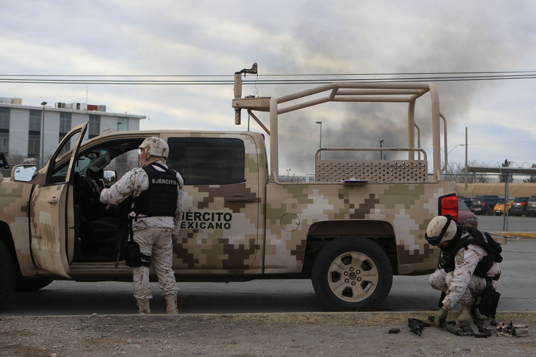 Fuerzas especiales se desplazaron hacia el penal Cereso 3 en Ciudad Juárez tras el motín del 1 de enero. Foto: EFE