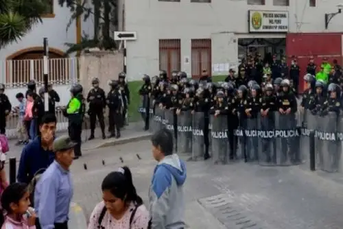 En zonas priorizadas como carreteras o aeropuertos, la intervención de los agentes del orden cuenta con el apoyo de las Fuerzas Armadas, a través del Ministerio de Defensa.