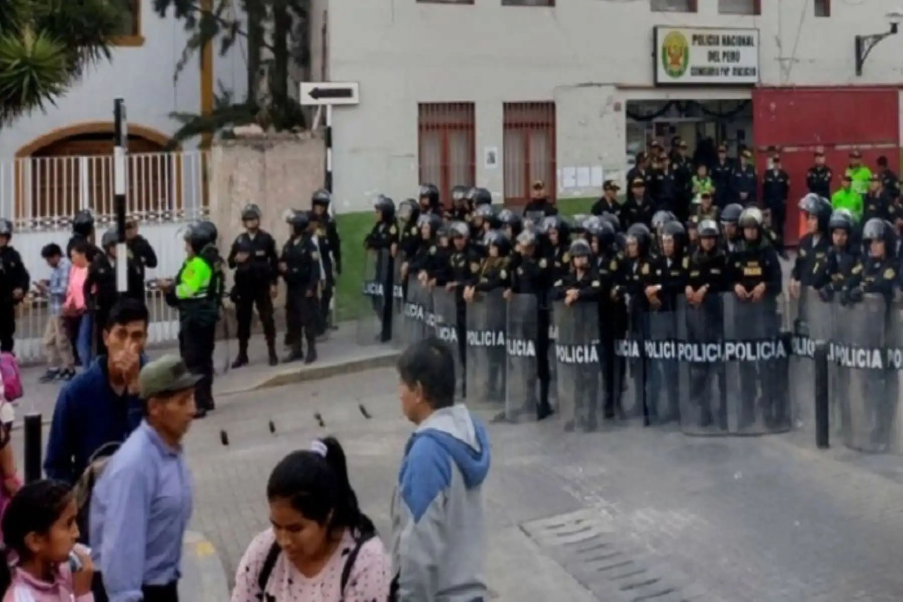 En zonas priorizadas como carreteras o aeropuertos, la intervención de los agentes del orden cuenta con el apoyo de las Fuerzas Armadas, a través del Ministerio de Defensa.
