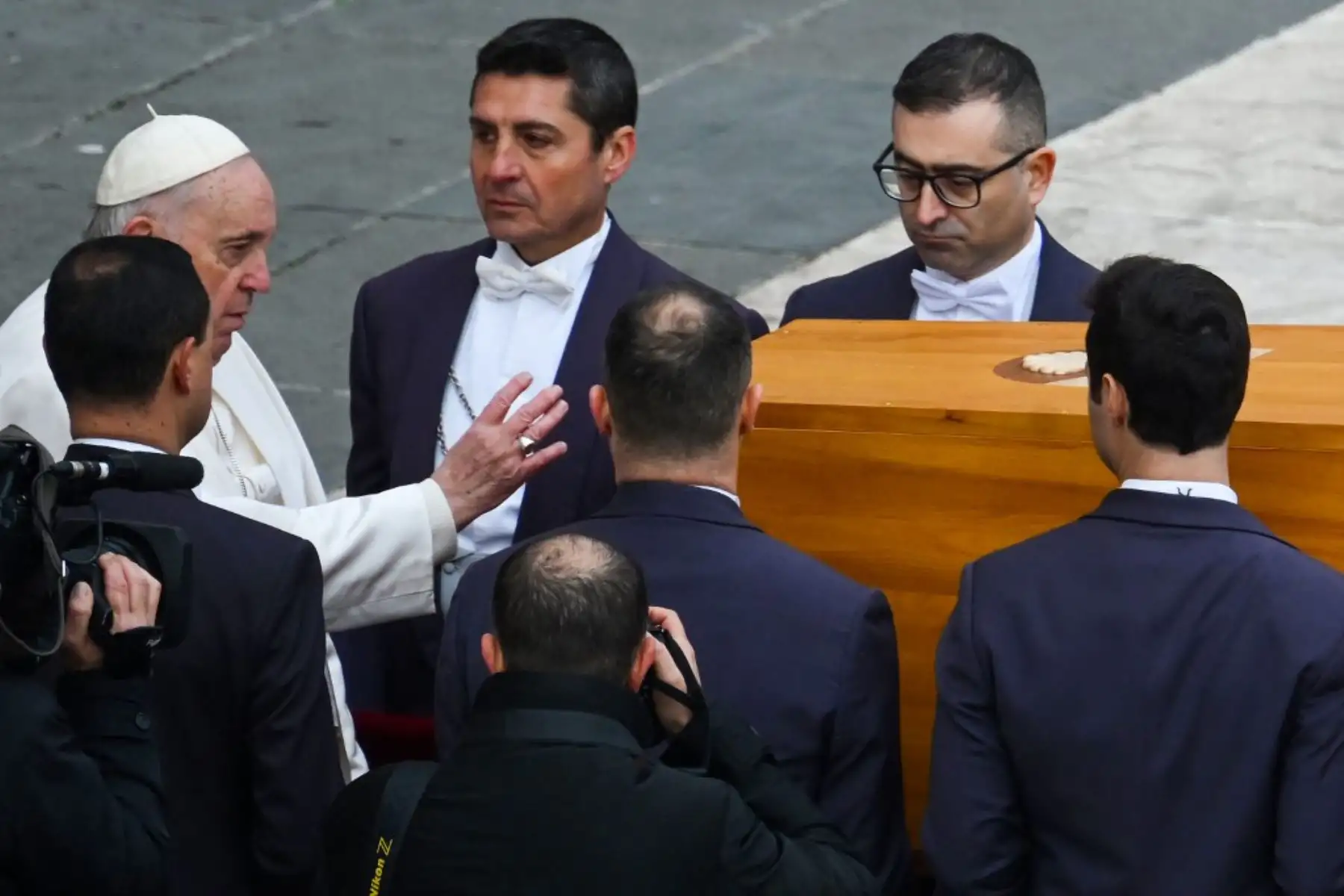 El Papa Francisco presenta sus respetos al tocar el ataúd del Papa Emérito Benedicto XVI al final de su misa fúnebre en la plaza de San Pedro en el Vaticano. Foto: AFP