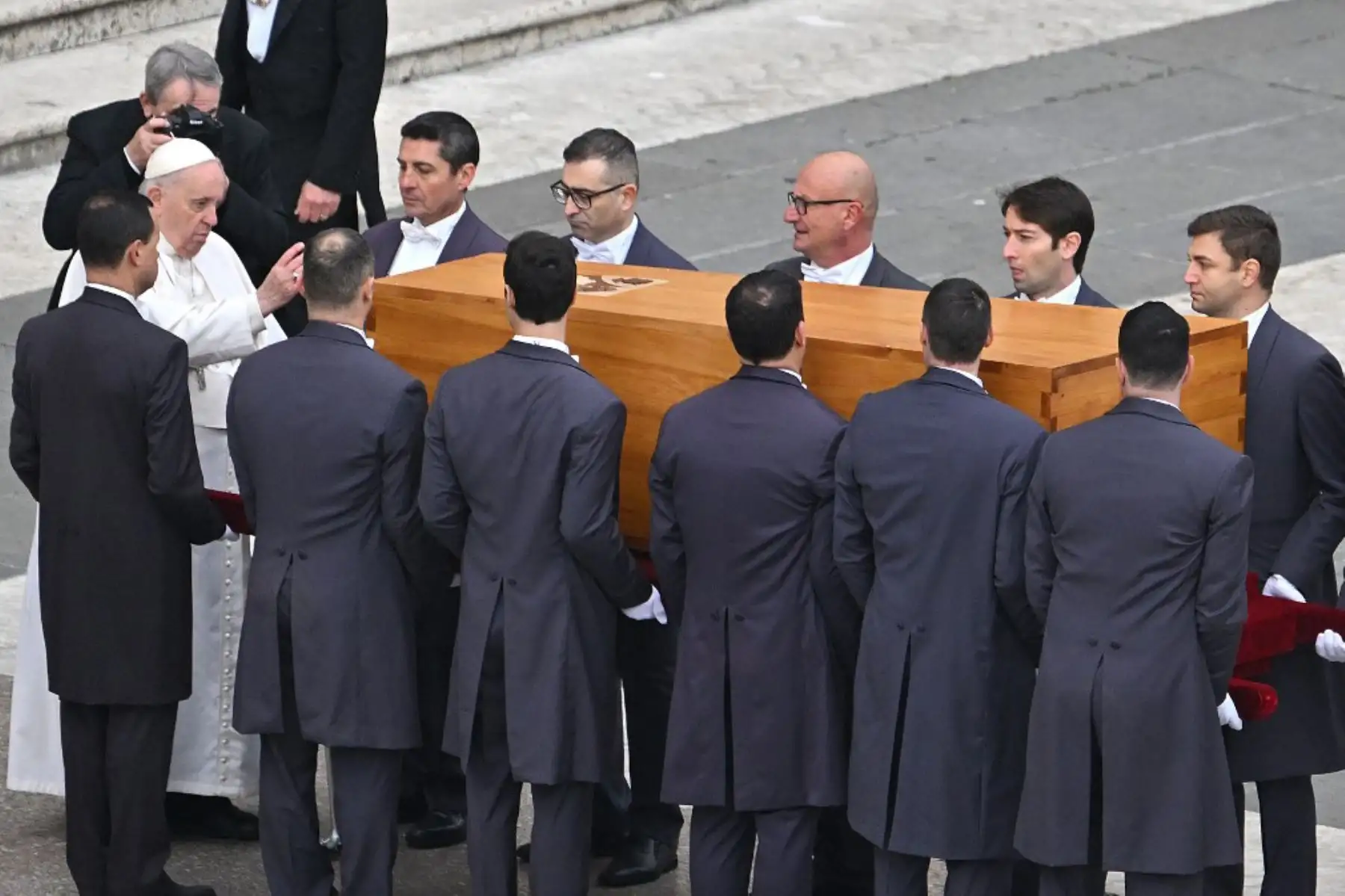 El Papa Francisco presenta sus respetos al tocar el ataúd del Papa Emérito Benedicto XVI al final de su misa fúnebre en la plaza de San Pedro en el Vaticano. Foto: AFP