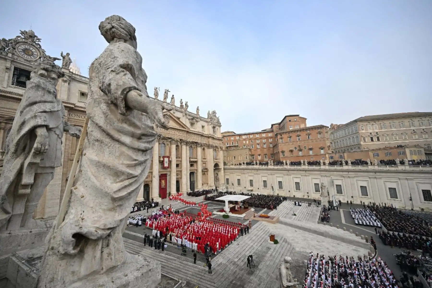 El Papa Francisco asiste a la misa fúnebre del Papa Emérito Benedicto XVI en la plaza de San Pedro en el Vaticano. Foto: AFP