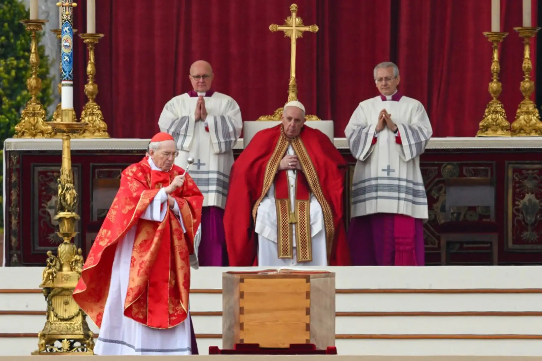 El Papa Francisco asiste a la misa fúnebre del Papa Emérito Benedicto XVI en la plaza de San Pedro en el Vaticano. Foto: AFP