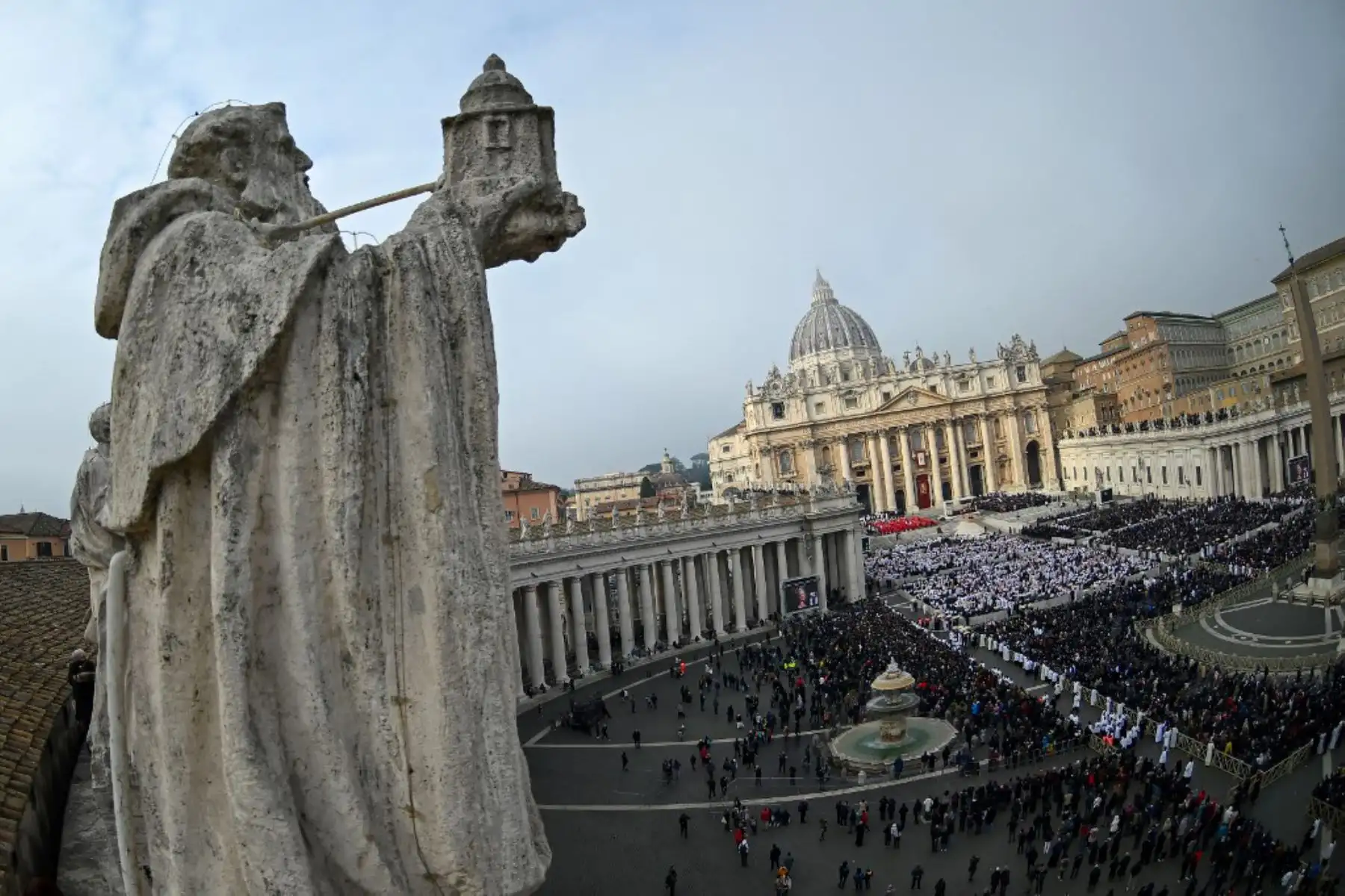 Vista general muestra la plaza de San Pedro durante la misa fúnebre del Papa emérito Benedicto XVI en el Vaticano. Foto: AFP