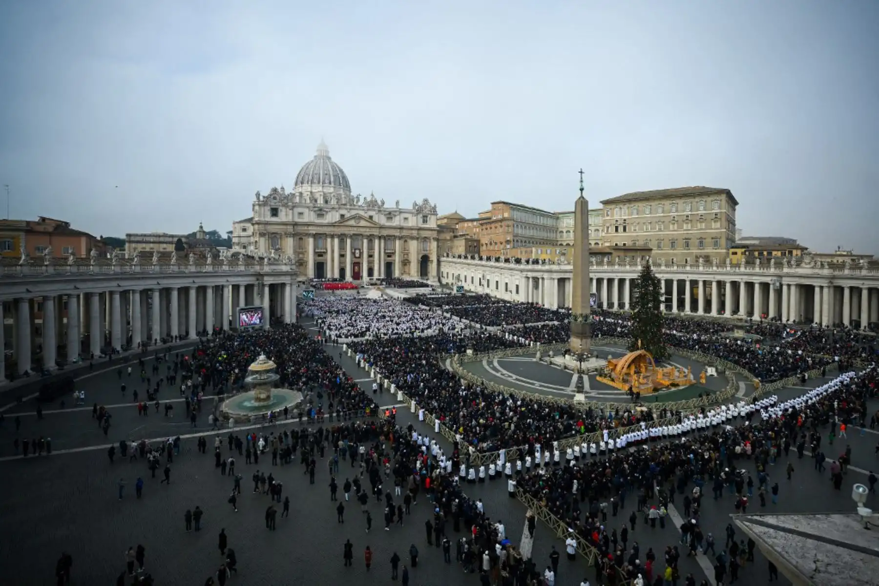 Vista general muestra la plaza de San Pedro durante la misa fúnebre del Papa emérito Benedicto XVI en el Vaticano. Foto: AFP