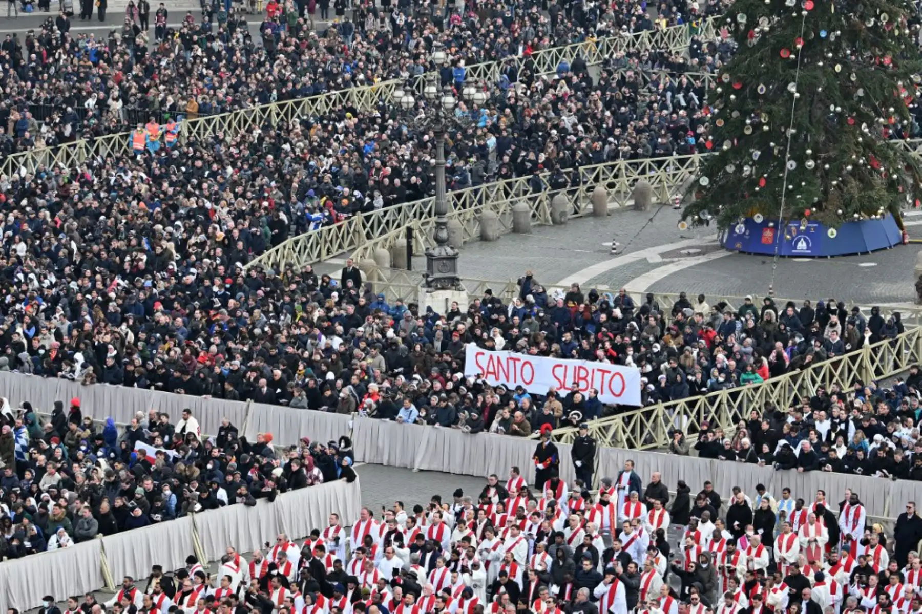 Miles de fieles durante la misa fúnebre del Papa Emérito Benedicto XVI en la plaza de San Pedro en el Vaticano. Foto: AFP