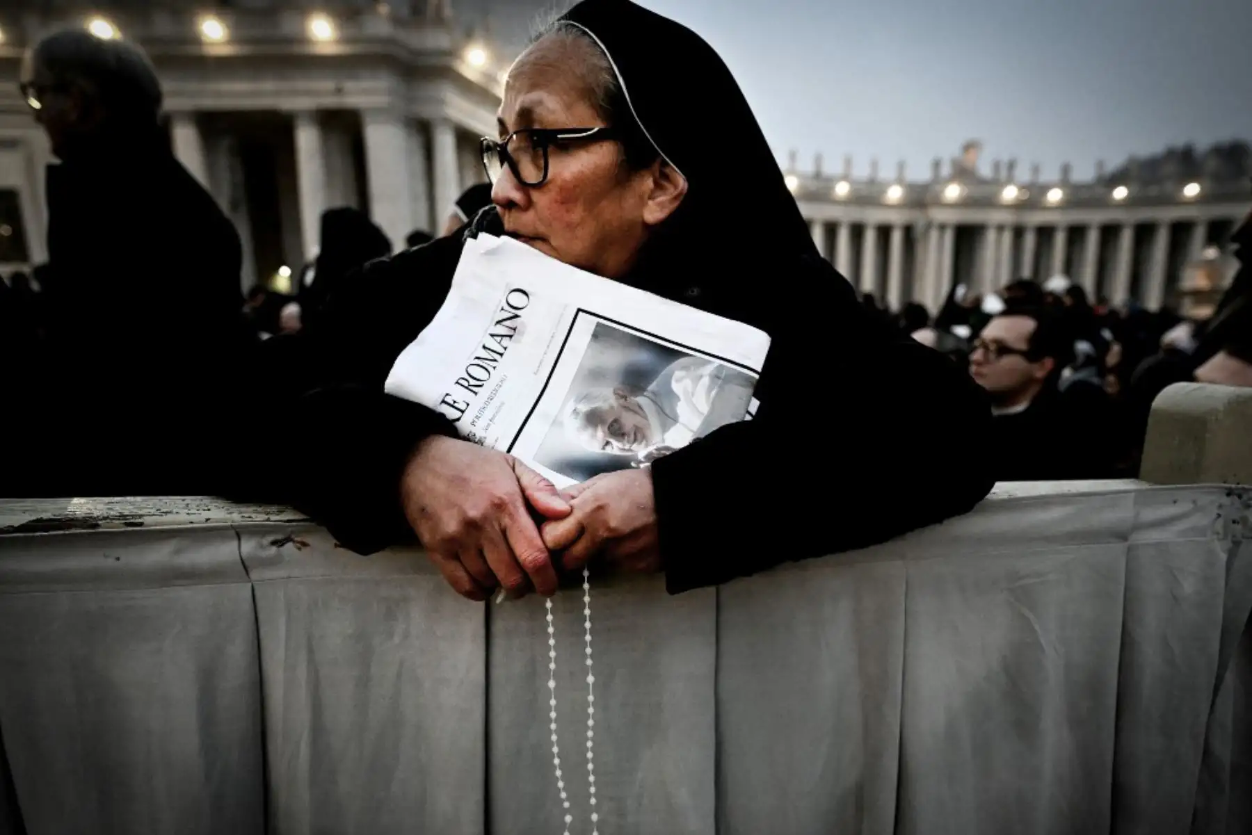 Una monja espera antes de la misa fúnebre del Papa emérito Benedicto XVI en la plaza de San Pedro en el Vaticano. Foto: AFP