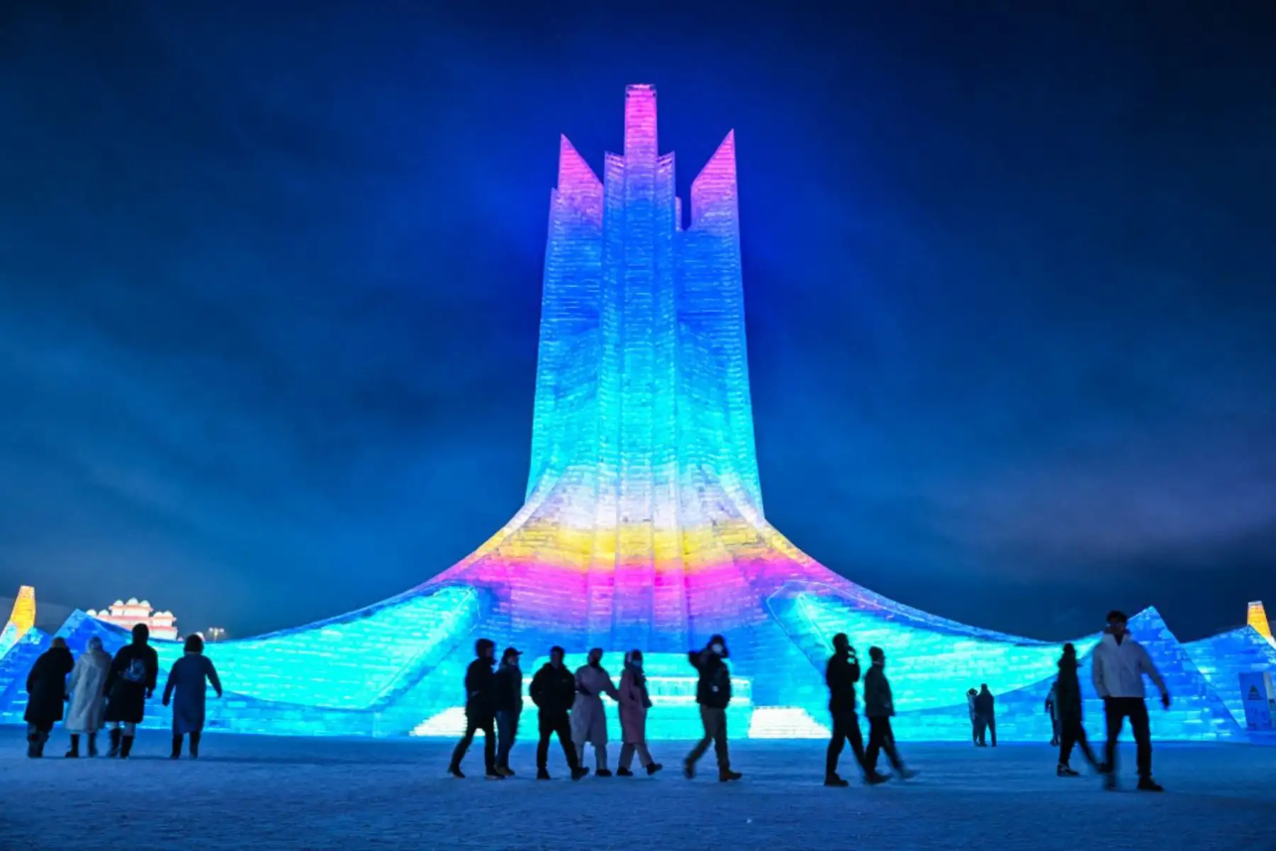 La gente visita el Mundo de Hielo y Nieve de Harbin, en la provincia nororiental china de Heilongjiang. Foto: AFP