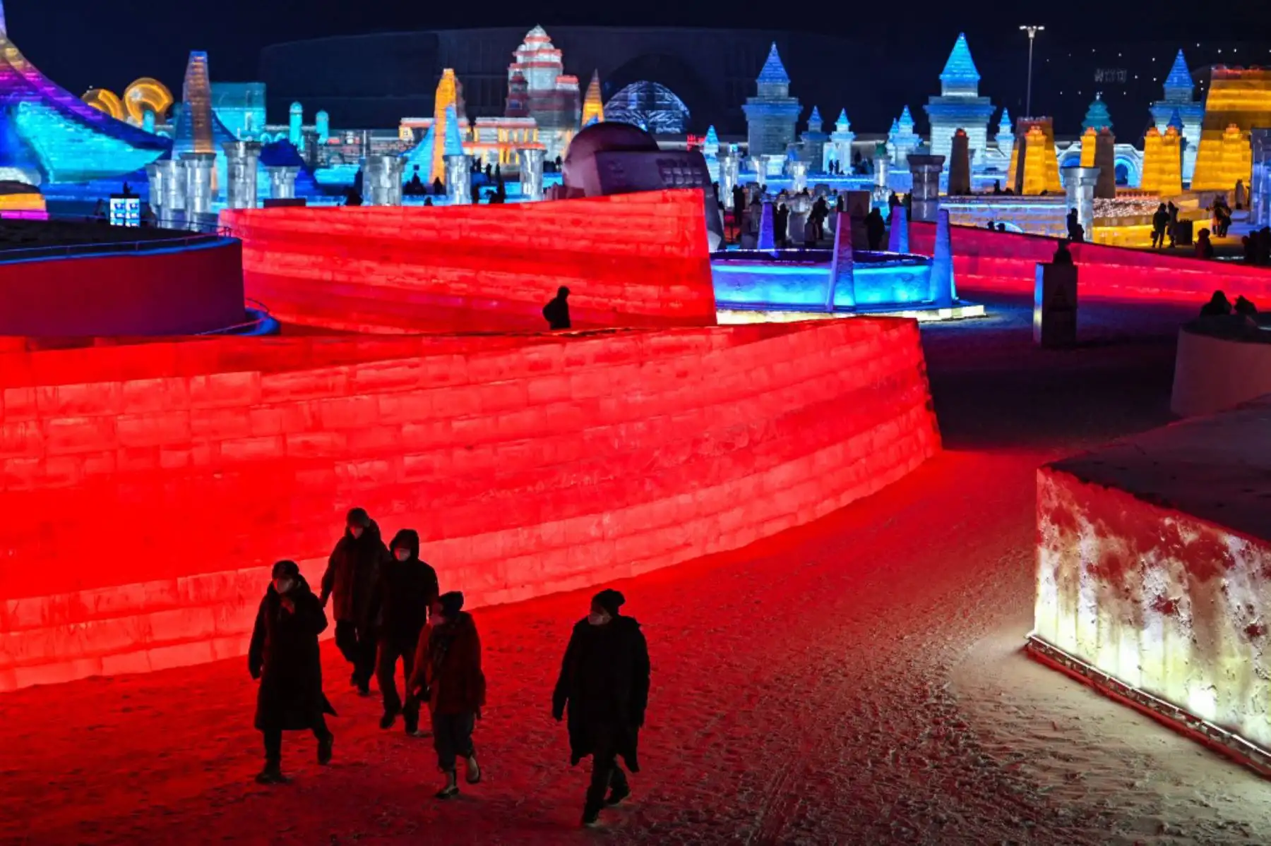 La gente visita el Mundo de Hielo y Nieve de Harbin, en la provincia nororiental china de Heilongjiang. Foto: AFP