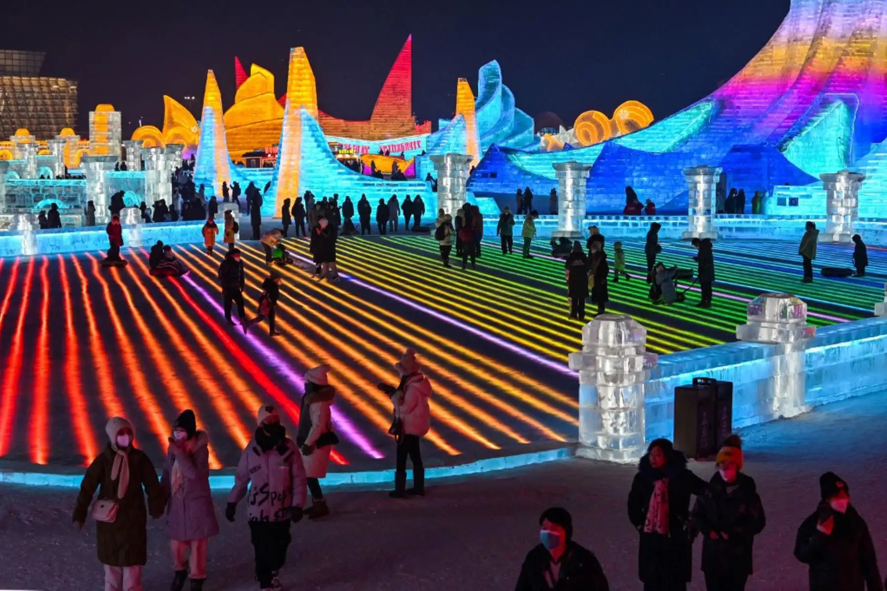 La gente visita el Mundo de Hielo y Nieve de Harbin, en la provincia nororiental china de Heilongjiang. Foto: AFP