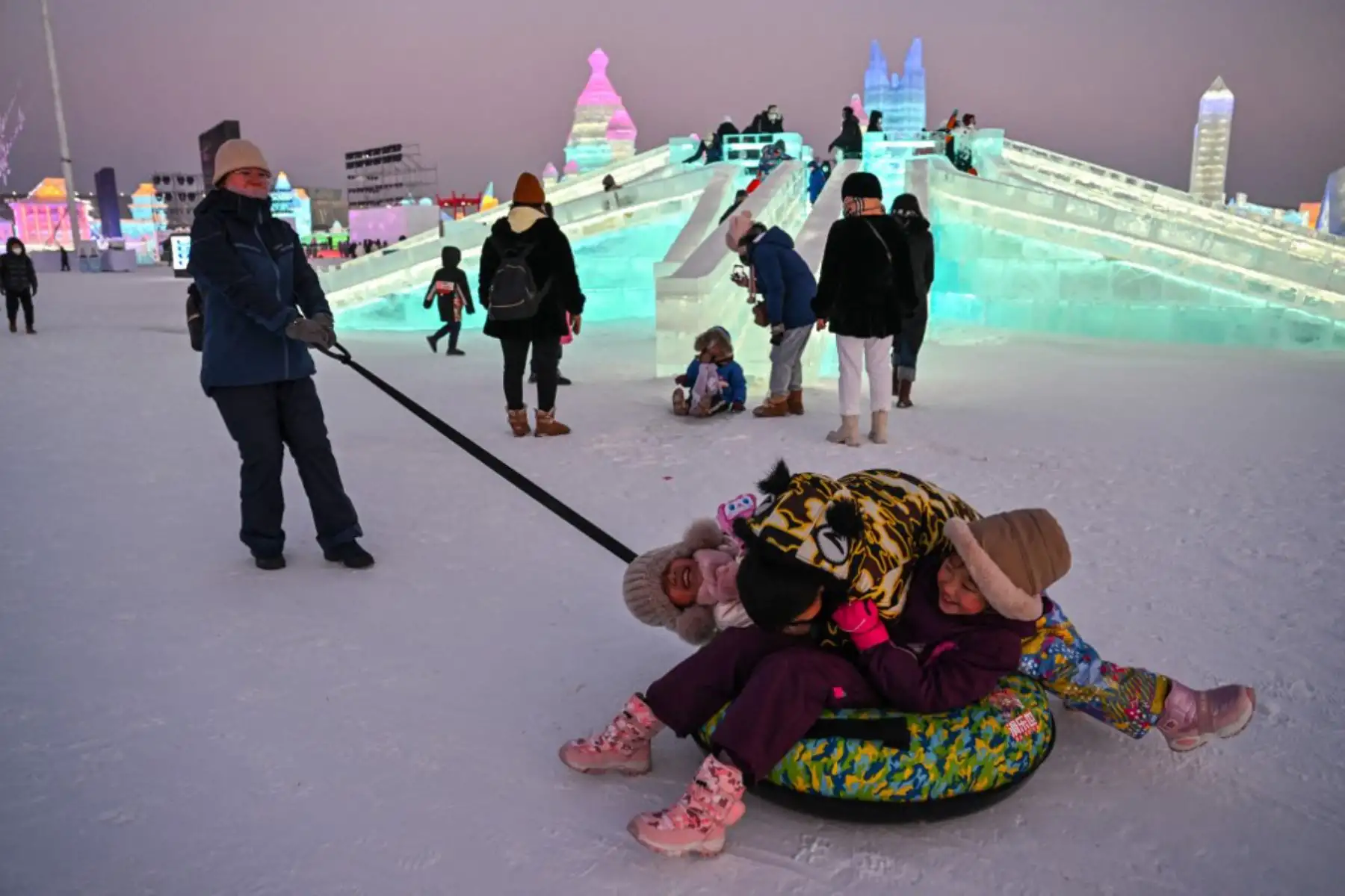 Los niños juegan en el Mundo de Hielo y Nieve de Harbin en Harbin, en la provincia nororiental china de Heilongjiang. Foto: AFP