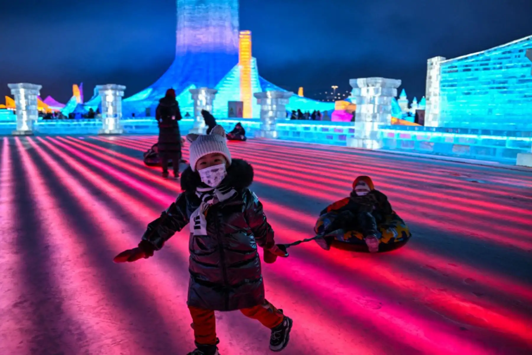 Los niños juegan en el Mundo de Hielo y Nieve de Harbin en Harbin, en la provincia nororiental china de Heilongjiang. Foto: AFP
