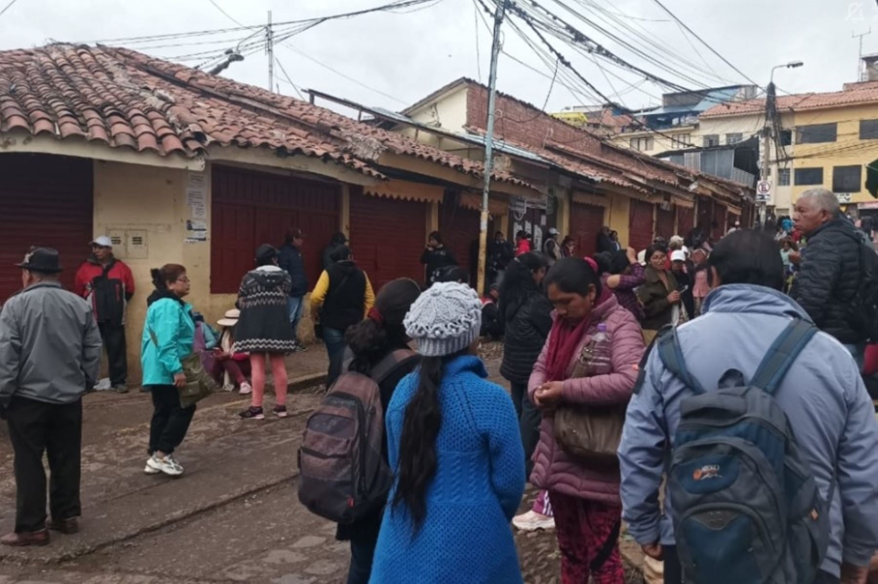 Los administradores del mercado central San Pedro y Cascaparo de Cusco fueron relevados de sus cargos por cerrar arbitrariamente los establecimientos durante el primer día de paralización que acata la sociedad civil, informó el alcalde Luis Pantoja Calvo.