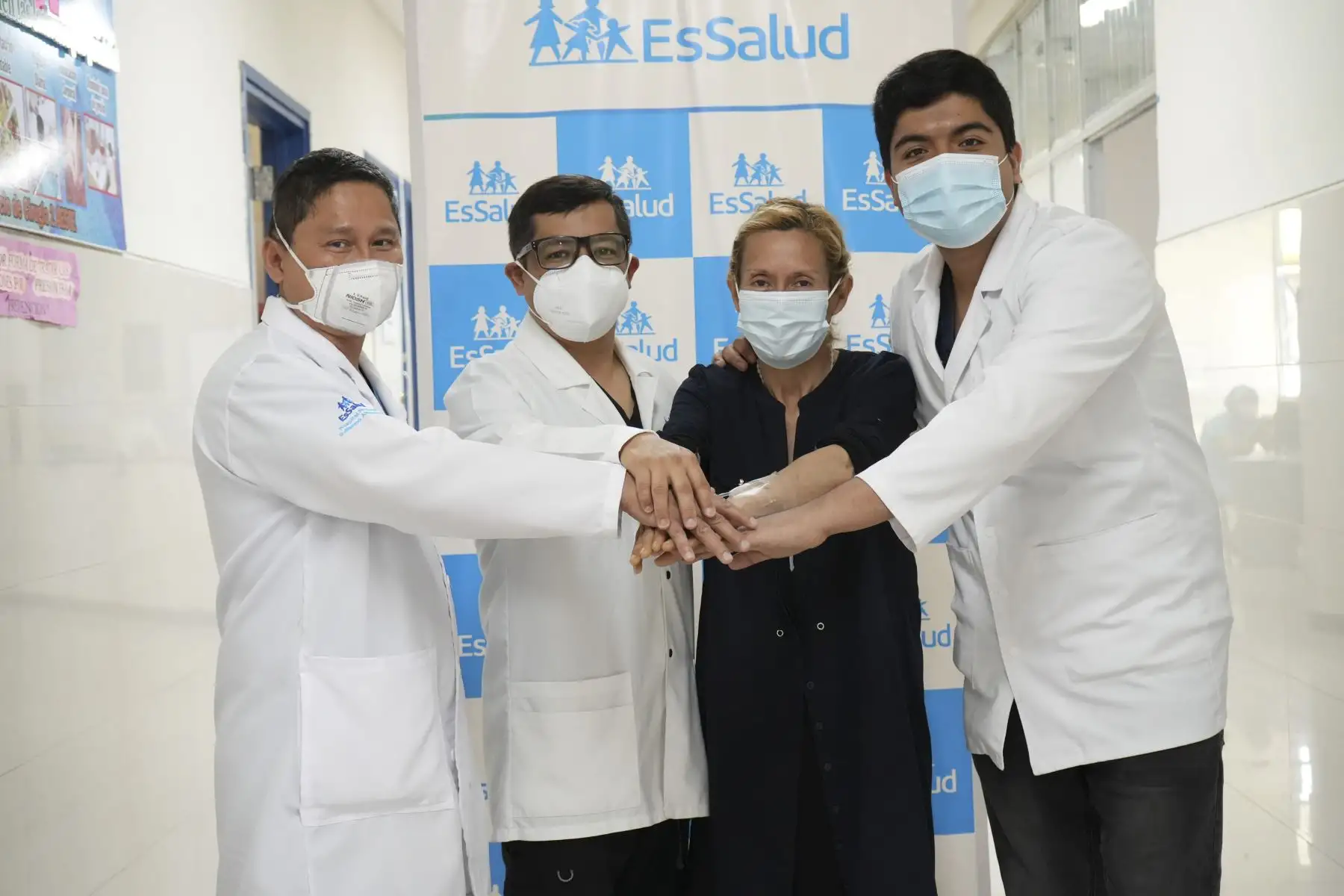 Una nueva proeza médica. Especialistas del Hospital Nacional Guillermo Almenara del Seguro Social de Salud (EsSalud) extirparon exitosamente, vía laparoscópica, un tumor gigante de 24 kilos a una paciente asegurada de 56 años de edad, quien convivía con el quiste hace cuatro años, en una intervención quirúrgica de alta complejidad.
Foto: ANDINA/EsSalud