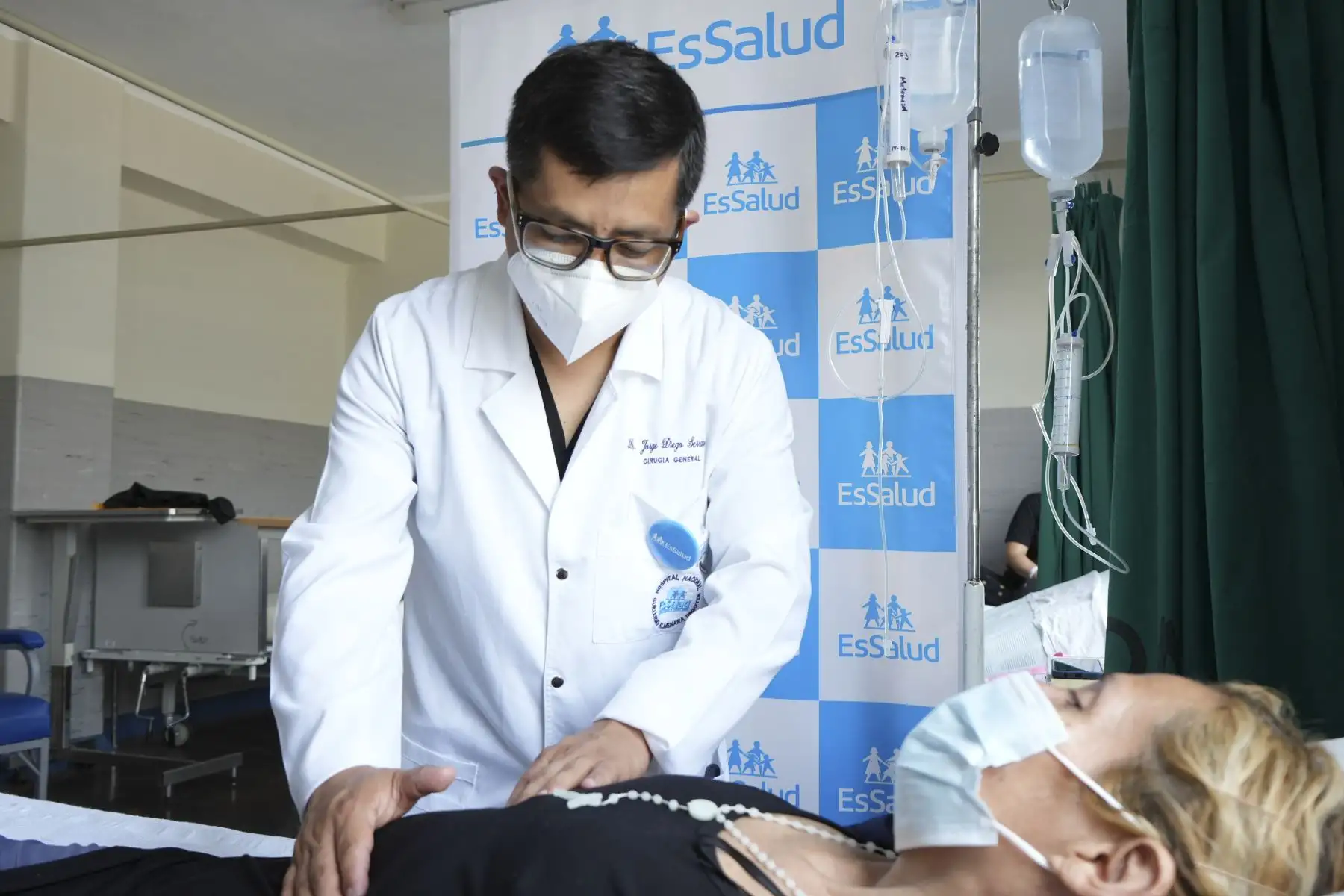 El Dr. Idelso Vásquez Llanos, jefe encargado del Servicio de Cirugía de Esófago y Estómago del Almenara, indicó que la compleja intervención duró tres horas y contó con la participación de un equipo multidisciplinario encabezado por el Dr. José Alarcón Vera.
Foto: ANDINA/EsSalud