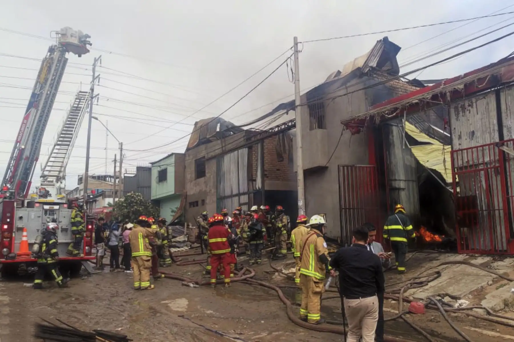 Luego de dos horas de reportado el incendio en un almacén de madera en el parque industrial de Villa El Salvador, los bomberos lograron confinar el siniestro, a las 2 de la tarde de hoy jueves 5 de enero, informó el jefe de los hombres de rojo, Luis Ponce La Jara, quien aclaró que en las próximas horas será totalmente apagado.
Foto: ANDINA/Héctor Vinces