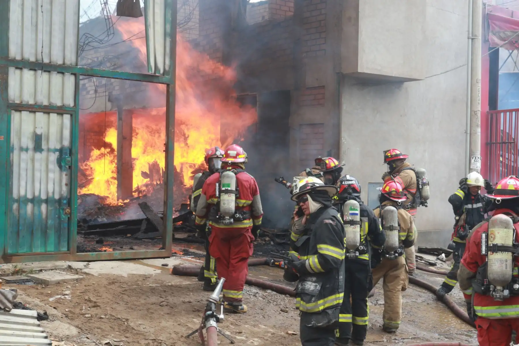Un total de 16 unidades de los Bomberos Voluntarios del Perú combatieron el fuego que se registró esta tarde en un almacén de madera ubicada en el parque industrial del distrito de Villa El Salvador, informó el comandante general de los hombres de rojo, comandante Luis Ponce La Jara.
Foto: ANDINA/Héctor Vinces