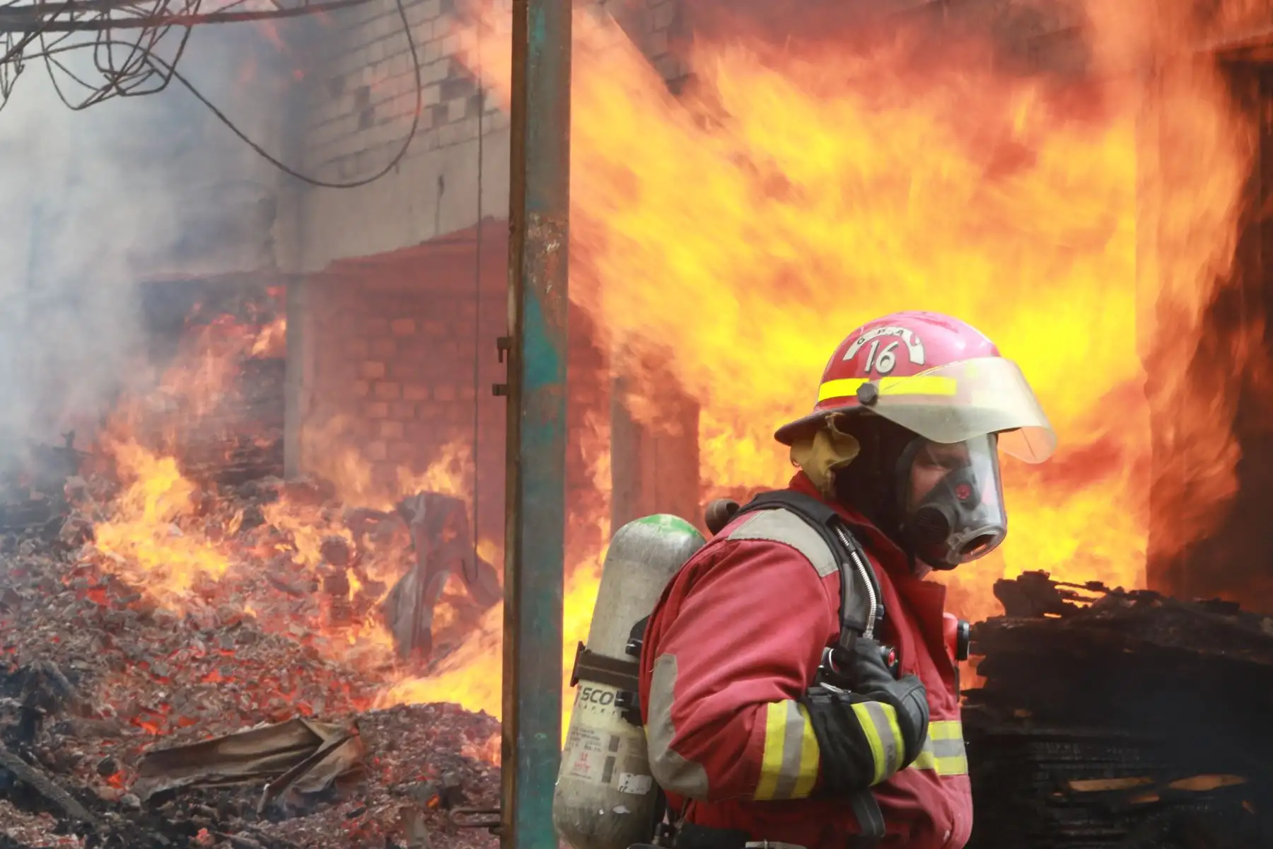 Este incendio de grandes proporciones subió a código 3, por lo que se requirió de alrededor de 18 unidades de los bomberos para combatirlo, entre autobombas, cisternas, escalas telescópicas y ambulancias de rescate.
Foto: ANDINA/Héctor Vinces
