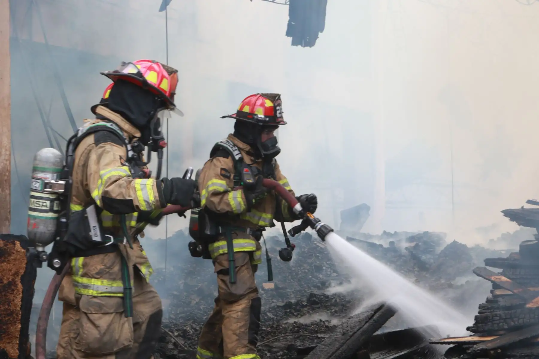 Este incendio de grandes proporciones subió a código 3, por lo que se requirió de alrededor de 18 unidades de los bomberos para combatirlo, entre autobombas, cisternas, escalas telescópicas y ambulancias de rescate.
Foto: ANDINA/Héctor Vinces