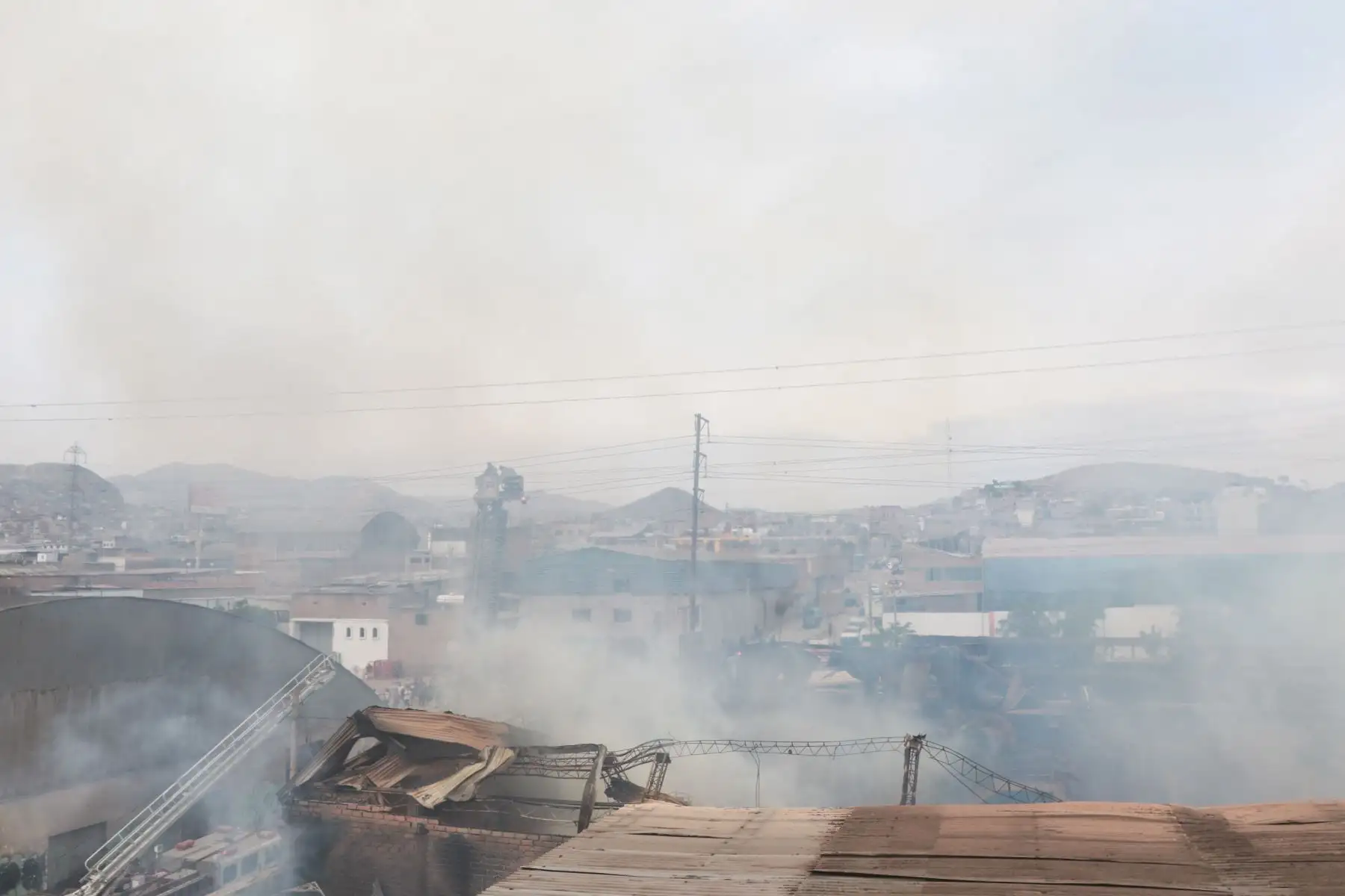 Luego de dos horas de reportado el incendio en un almacén de madera en el parque industrial de Villa El Salvador, los bomberos lograron confinar el siniestro, a las 2 de la tarde de hoy jueves 5 de enero, informó el jefe de los hombres de rojo, Luis Ponce La Jara, quien aclaró que en las próximas horas será totalmente apagado.
Foto: ANDINA/Héctor Vinces