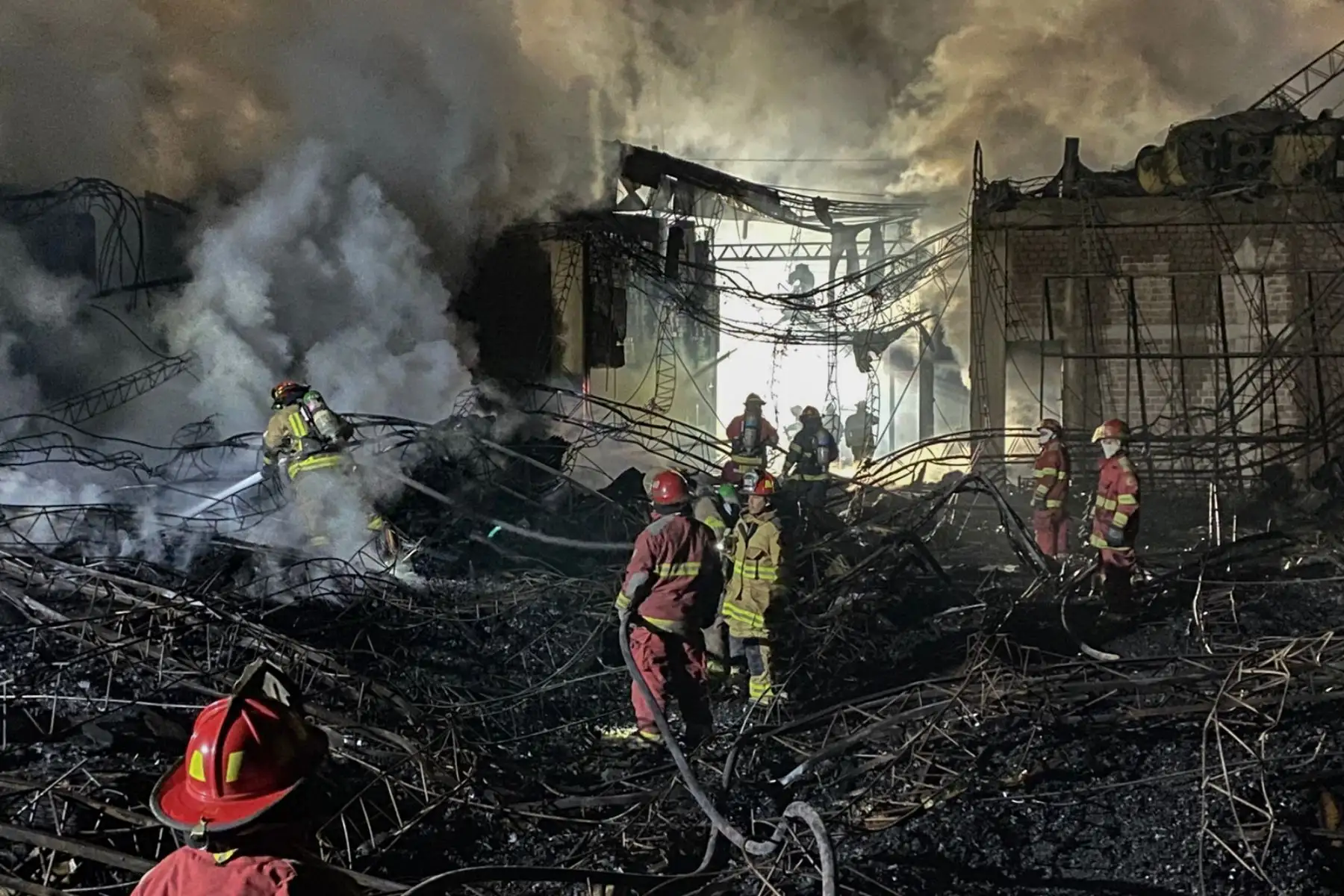 Un total de 16 unidades de los Bomberos Voluntarios del Perú combatieron el fuego que se registró esta tarde en un almacén de madera ubicada en el parque industrial del distrito de Villa El Salvador, informó el comandante general de los hombres de rojo, comandante Luis Ponce La Jara.

Foto: ANDINA/Bomberos Perú
