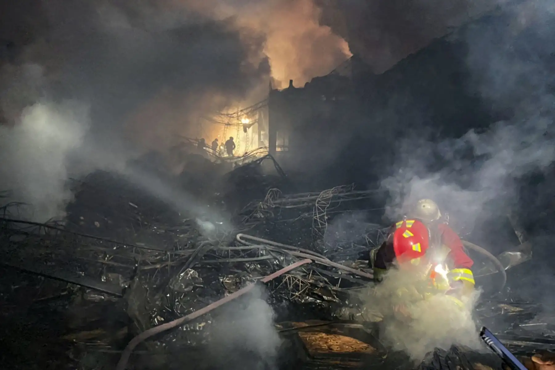 Un total de 16 unidades de los Bomberos Voluntarios del Perú combatieron el fuego que se registró esta tarde en un almacén de madera ubicada en el parque industrial del distrito de Villa El Salvador, informó el comandante general de los hombres de rojo, comandante Luis Ponce La Jara.

Foto: ANDINA/Bomberos Perú