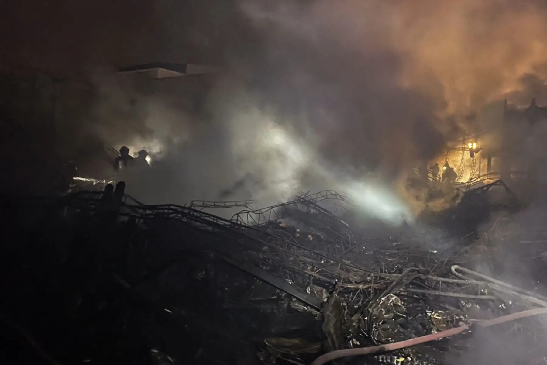 Un total de 16 unidades de los Bomberos Voluntarios del Perú combatieron el fuego que se registró esta tarde en un almacén de madera ubicada en el parque industrial del distrito de Villa El Salvador, informó el comandante general de los hombres de rojo, comandante Luis Ponce La Jara.

Foto: ANDINA/Bomberos Perú