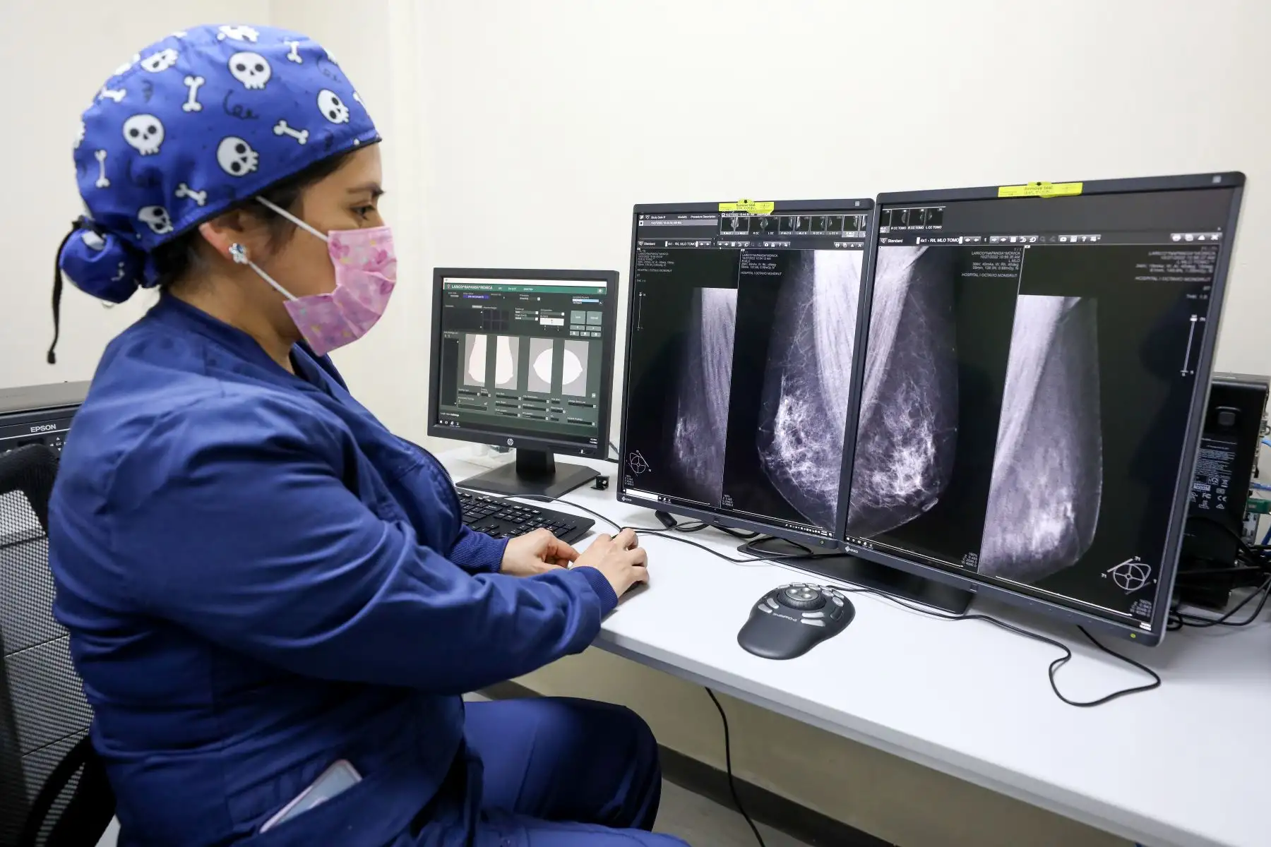 Institución realizó más de 120 mil procedimientos de quimioterapia, así como otros de braquiterapia, acelerador lineal y cobaltoterapia a pacientes de todo el país.

Foto: ANDINA/EsSalud