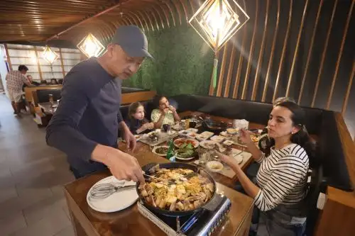 Los expertos afirman que la comida coreana posee más de 50,000 platos, todos de texturas y sabores distintos, los cuales se han hecho internacionalmente famosos gracias a sus famosos k-dramas. En el restaurante Biwon Bistro podrás encontrar muchos potajes tradicionales. Foto: ANDINA/Andrés Valle.