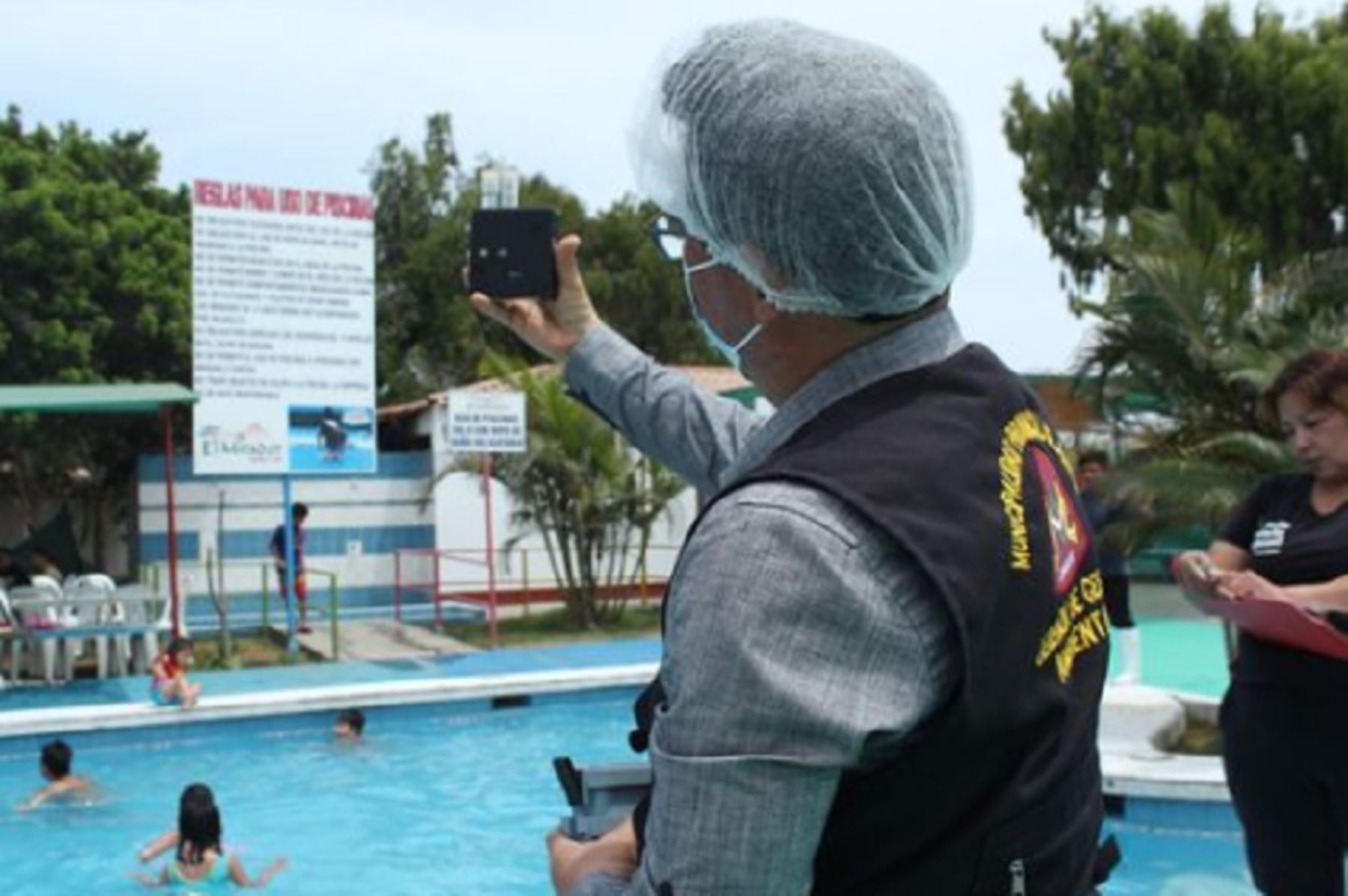 La Gerencia de Gestión Ambiental de la Municipalidad Provincial del Santa inició inspecciones a las piscinas de los centros recreacionales de la ciudad de Chimbote, a fin de garantizar las condiciones idóneas de salubridad para los bañistas en esta temporada de verano 2023.
