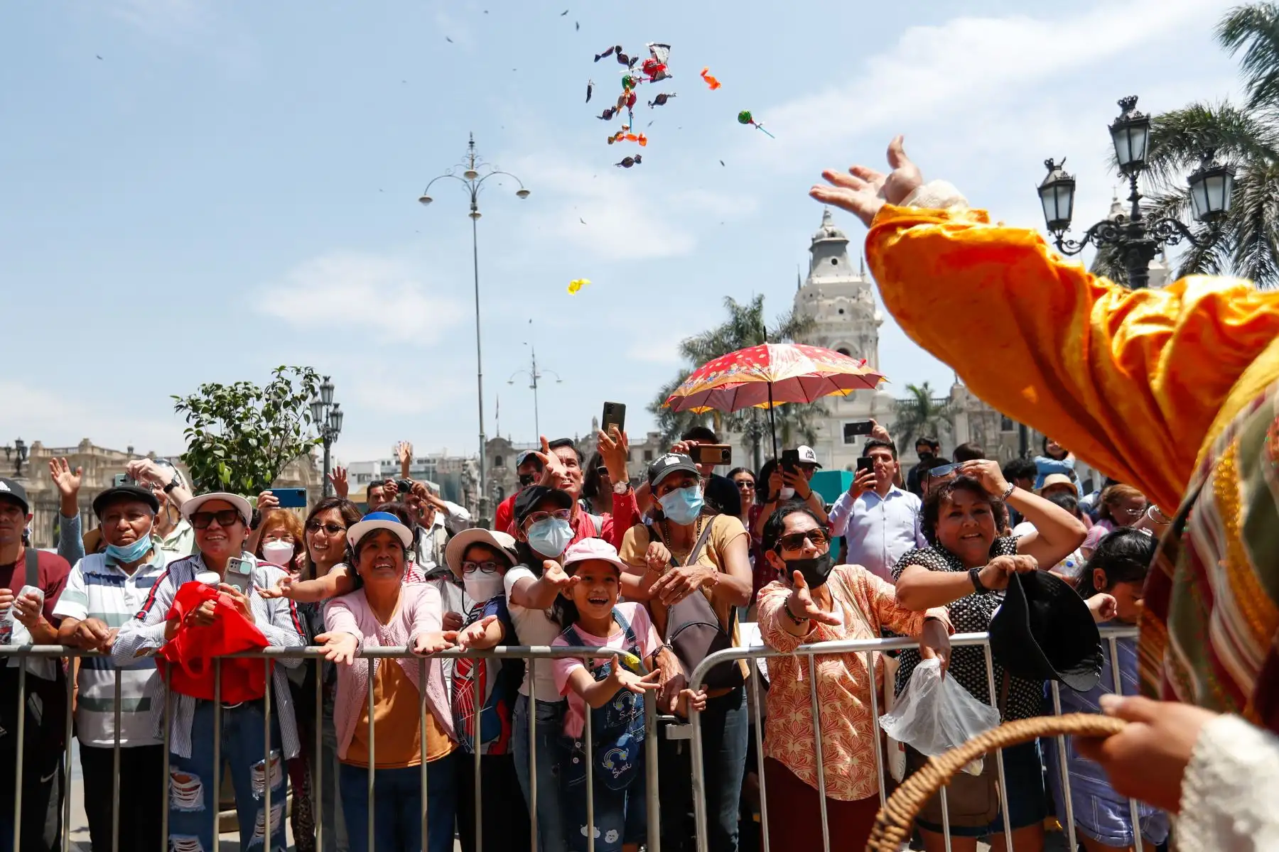 Vestidos de Reyes Magos, miembros de la PNP dieron ofrendas al niño Jesús y, junto con el burgomaestre, entregaron regalos a los menores asistentes. Foto: ANDINA/Carla Patiño