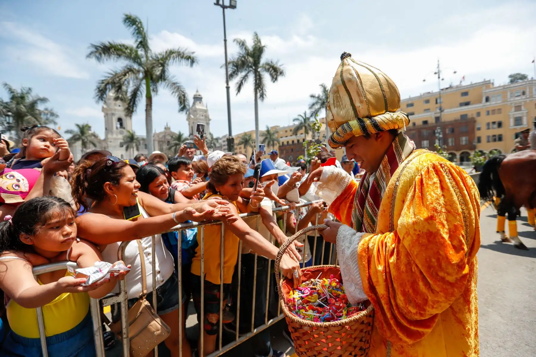 Vestidos de Reyes Magos, miembros de la PNP dieron ofrendas al niño Jesús y, junto con el burgomaestre, entregaron regalos a los menores asistentes. Foto: ANDINA/Carla Patiño