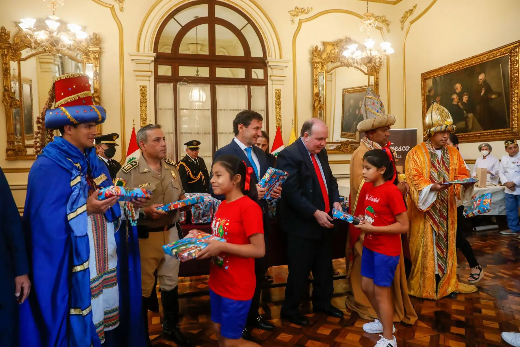 El alcalde de Lima, Rafael López Aliaga, recibió en el Palacio Municipal a los Reyes Magos, Melchor, Gaspar y Baltasar, representados por efectivos de la Policía Montada de la Policía Nacional del Perú. Foto: ANDINA/Carla Patiño