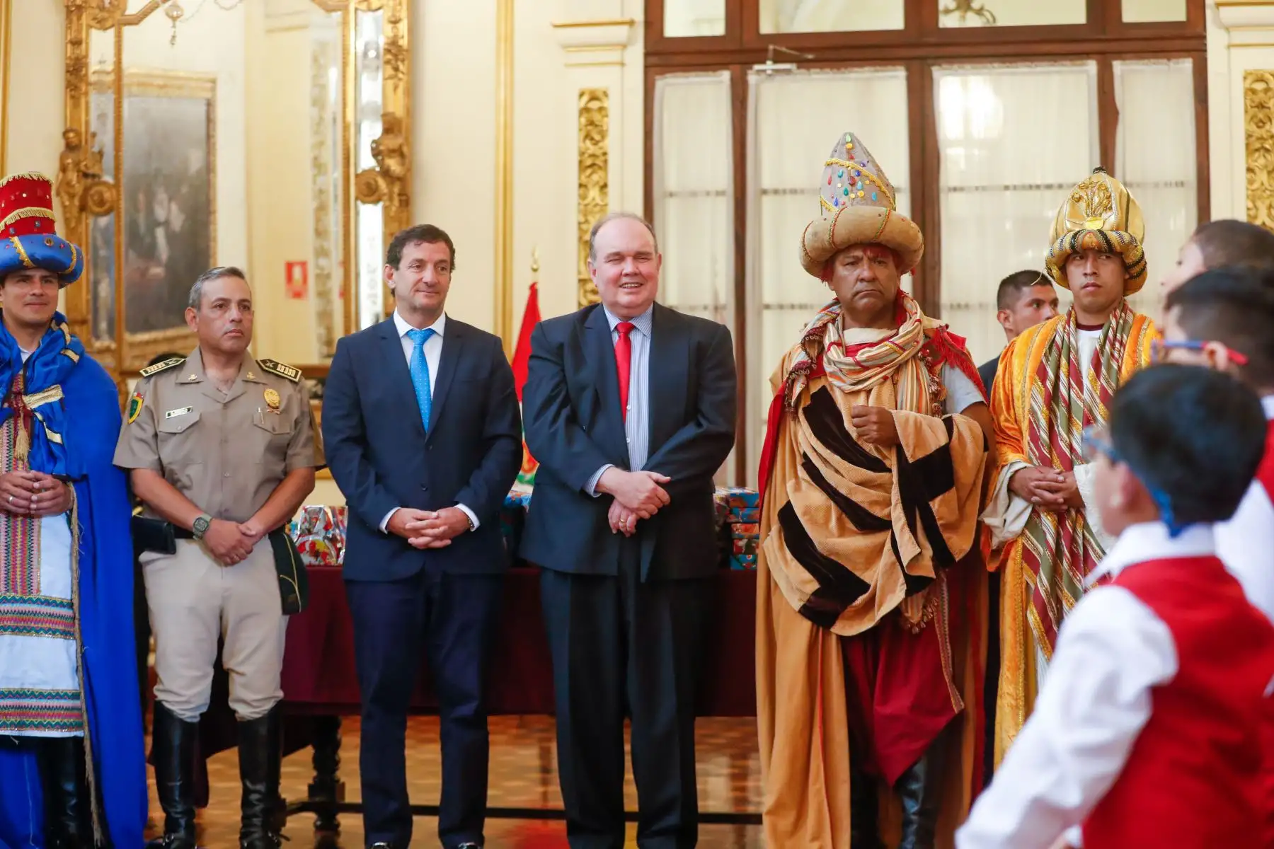 El alcalde de Lima, Rafael López Aliaga, recibió en el Palacio Municipal a los Reyes Magos, Melchor, Gaspar y Baltasar, representados por efectivos de la Policía Montada de la Policía Nacional del Perú. Foto: ANDINA/Carla Patiño