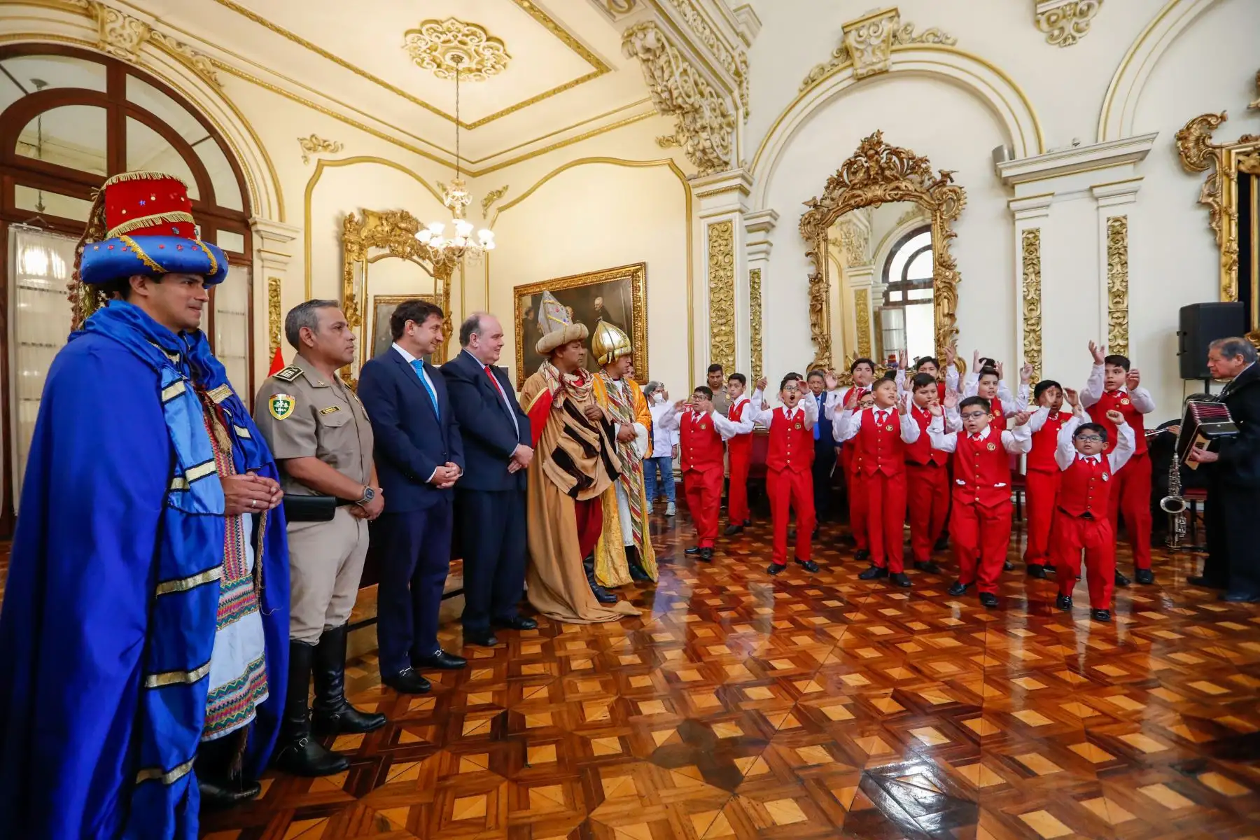 El alcalde de Lima, Rafael López Aliaga, recibió en el Palacio Municipal a los Reyes Magos, Melchor, Gaspar y Baltasar, representados por efectivos de la Policía Montada de la Policía Nacional del Perú. Foto: ANDINA/Carla Patiño