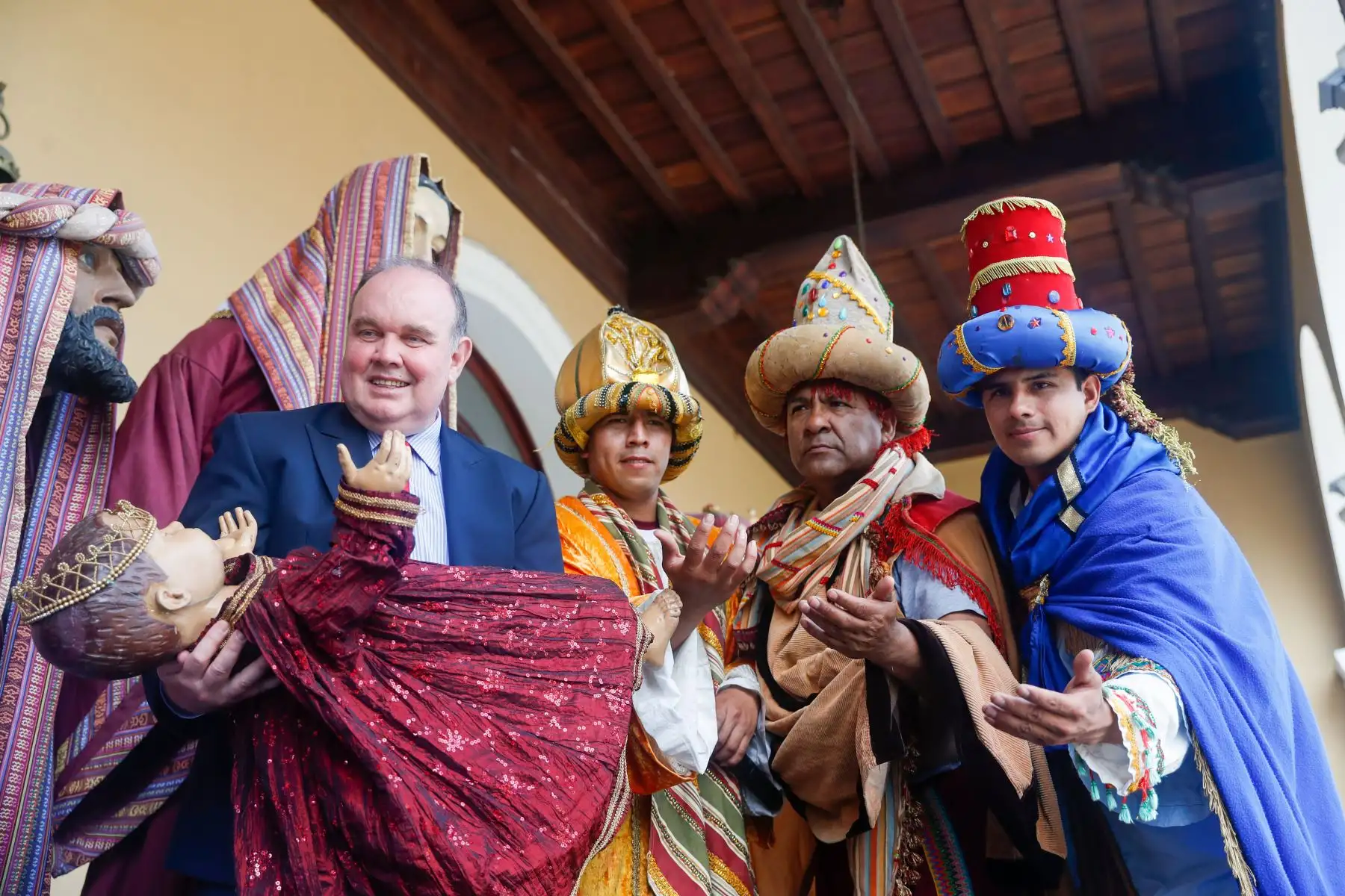El alcalde de Lima, Rafael López Aliaga, recibió en el Palacio Municipal a los Reyes Magos, Melchor, Gaspar y Baltasar, representados por efectivos de la Policía Montada de la Policía Nacional del Perú. Foto: ANDINA/Carla Patiño