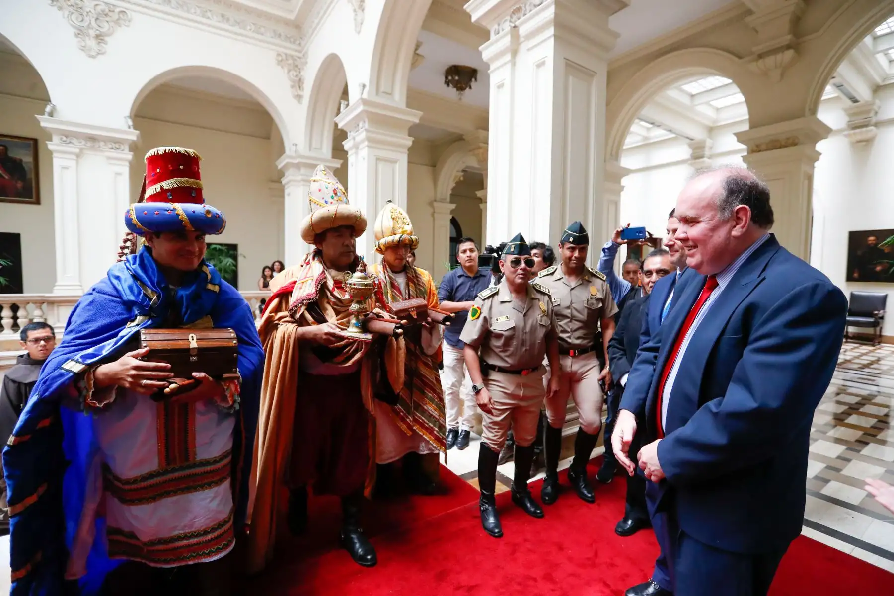 El alcalde de Lima, Rafael López Aliaga, recibió en el Palacio Municipal a los Reyes Magos, Melchor, Gaspar y Baltasar, representados por efectivos de la Policía Montada de la Policía Nacional del Perú. Foto: ANDINA/Carla Patiño
