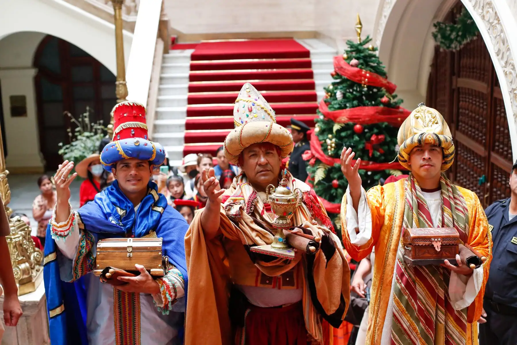 Vestidos de Reyes Magos, miembros de la PNP dieron ofrendas al niño Jesús y, junto con el burgomaestre, entregaron regalos a los menores asistentes. Foto: ANDINA/Carla Patiño