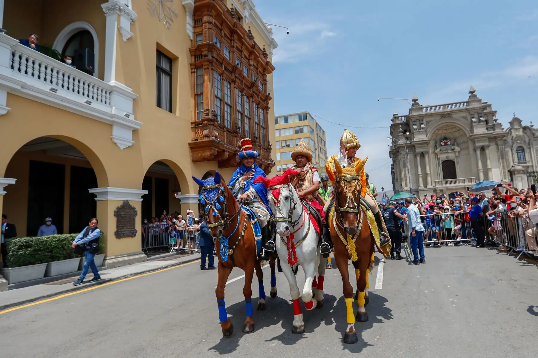 Vestidos de Reyes Magos, miembros de la PNP dieron ofrendas al niño Jesús y, junto con el burgomaestre, entregaron regalos a los menores asistentes. Foto: ANDINA/Carla Patiño