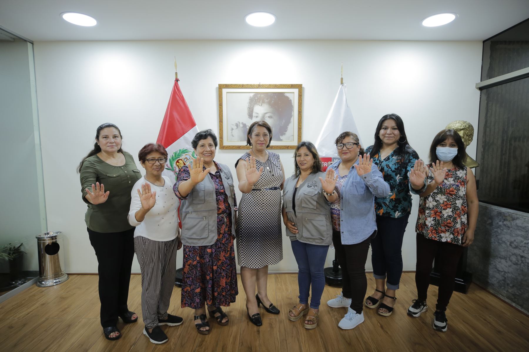 Ministra de la Mujer y Poblaciones Vulnerables, Grecia Rojas, e integrantes de la Red de Ollas Comunes de Lima Metropolitana suman esfuerzos para prevenir  la violencia de género y promover la autonomía económica de las mujeres. ANDINA/ MIMP