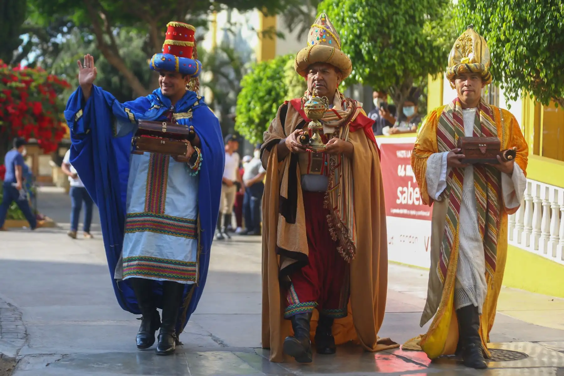 Melchor, Gaspar y Baltasar, personificados por agentes de la Unidad de la Policía Montada, escenificaron la tradicional bajada de reyes de adoración al niño Jesús y llegaron hasta el Instituto Nacioanl de Salud del Niño (INSN) y entregaron regalos a los pacientes hospitalizados.
Foto: ANDINA/Ricardo Cuba